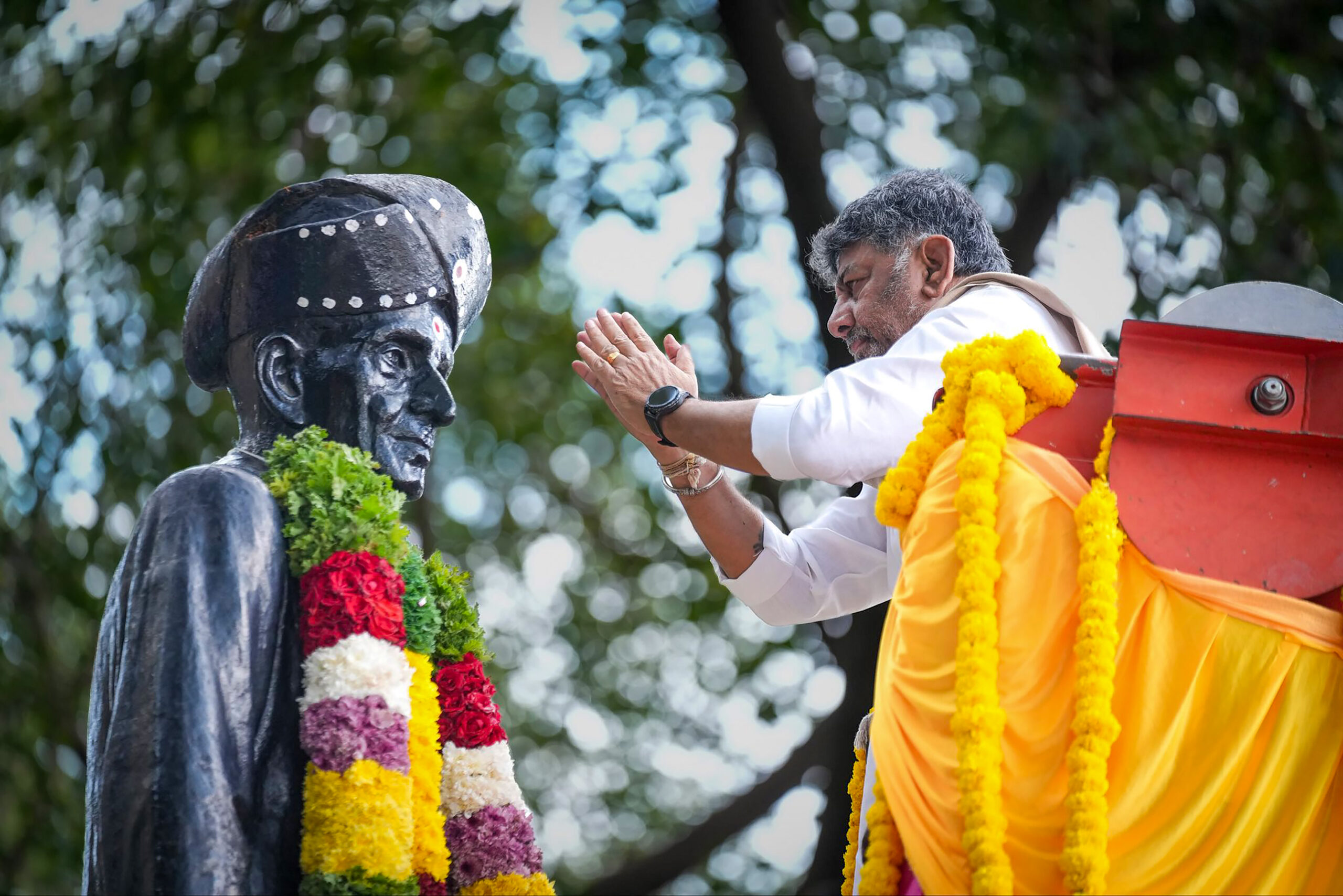 Bengaluru: DK Shivakumar honours Sir M Visvesvaraya #Gallery Bengaluru: DK Shivakumar honours Sir M Visvesvaraya #Gallery