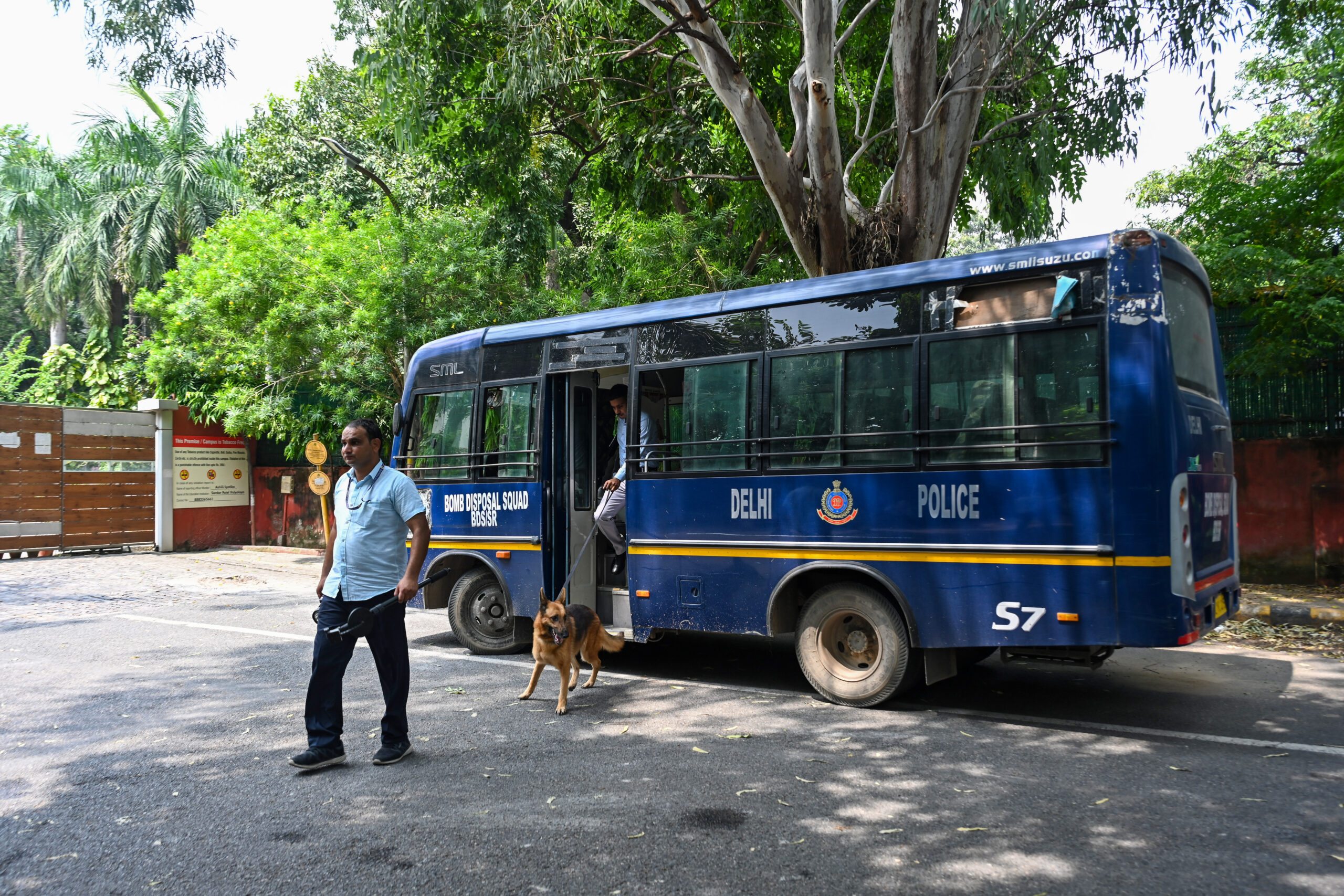 New Delhi: School evacuated after bomb threat #Gallery New Delhi: School evacuated after bomb threat #Gallery