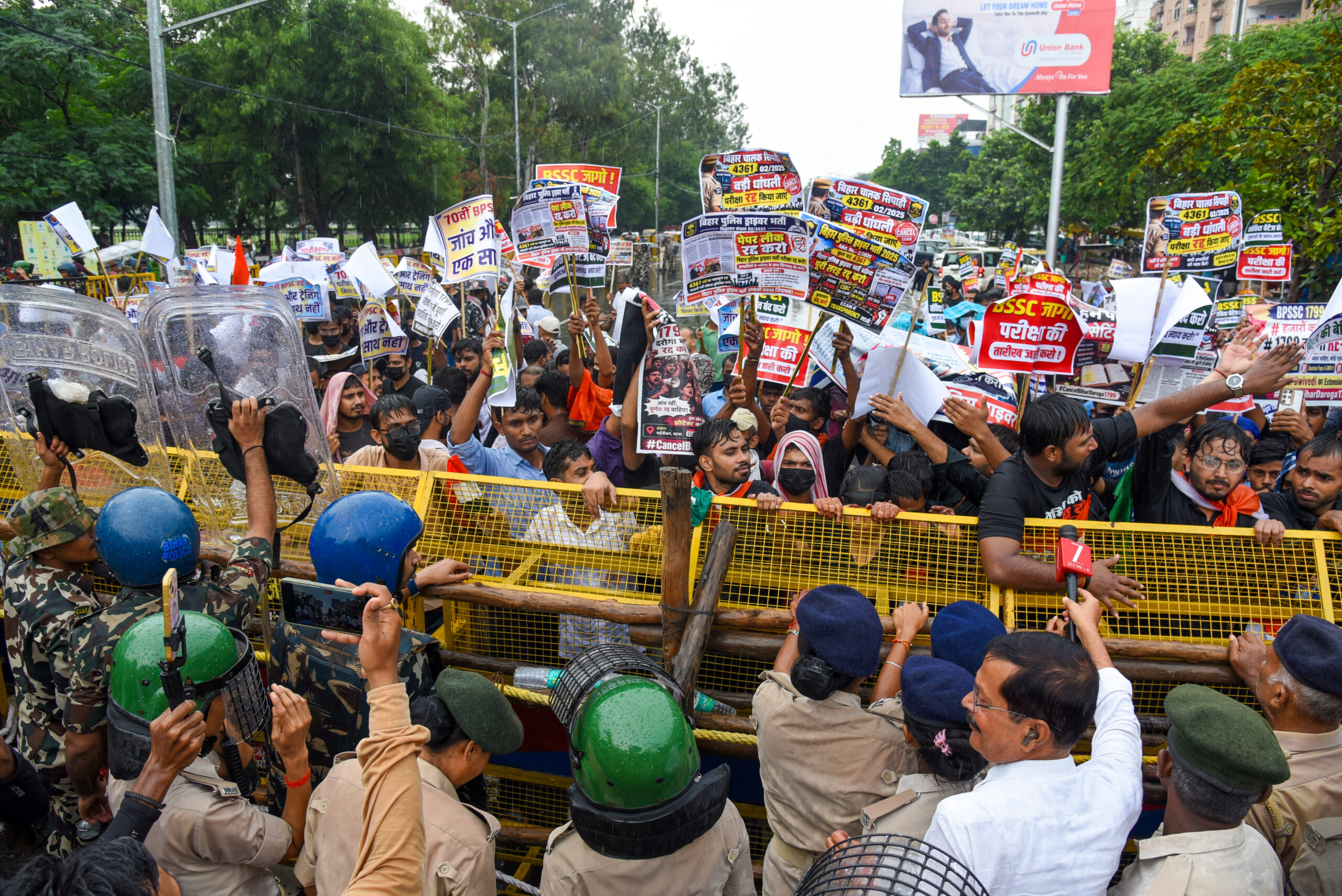 Patna: Aspirants protest over recruitment exams #Gallery Patna: Aspirants protest over recruitment exams #Gallery