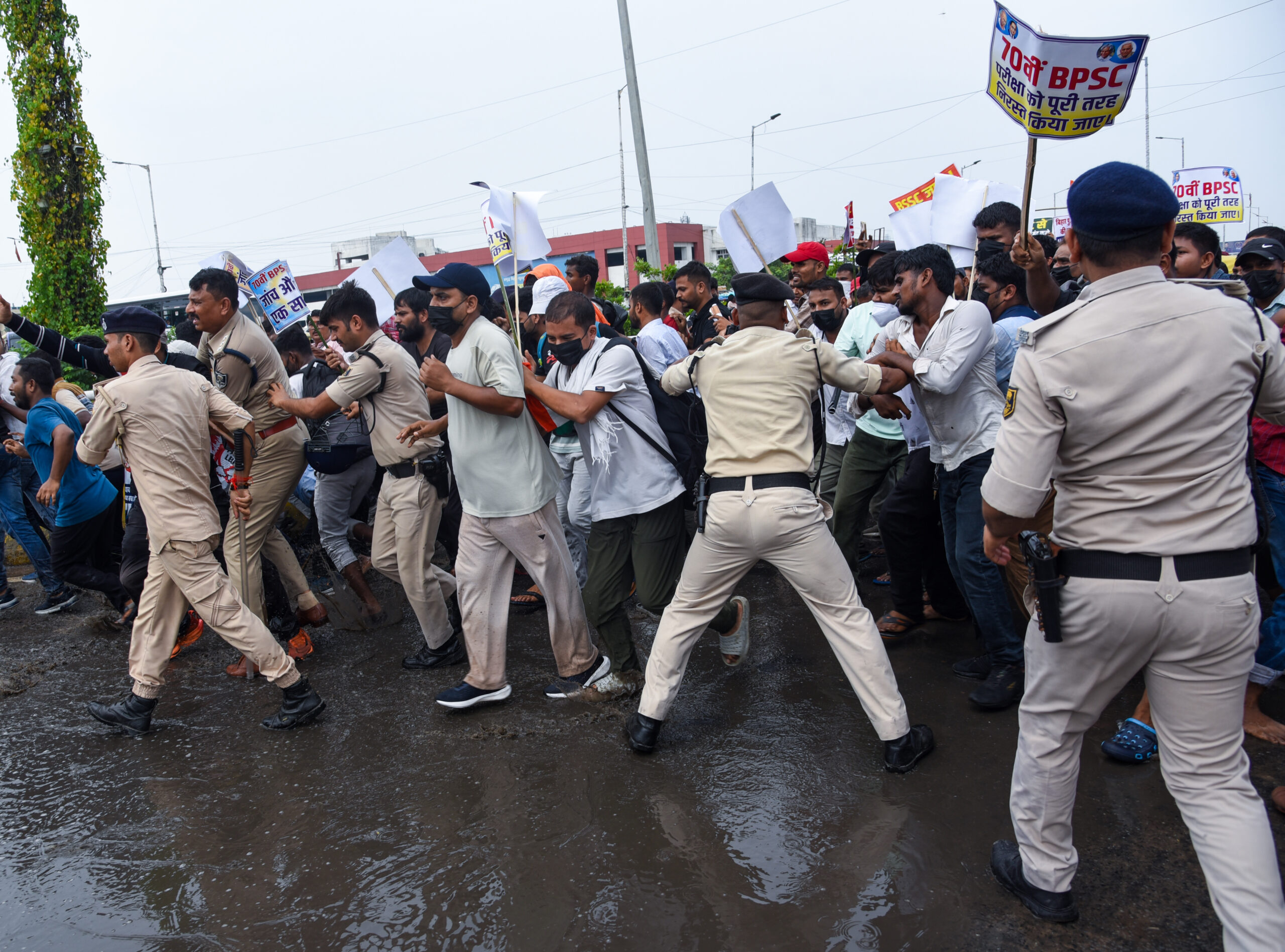 Patna: Aspirants protest over recruitment exams #Gallery Patna: Aspirants protest over recruitment exams #Gallery