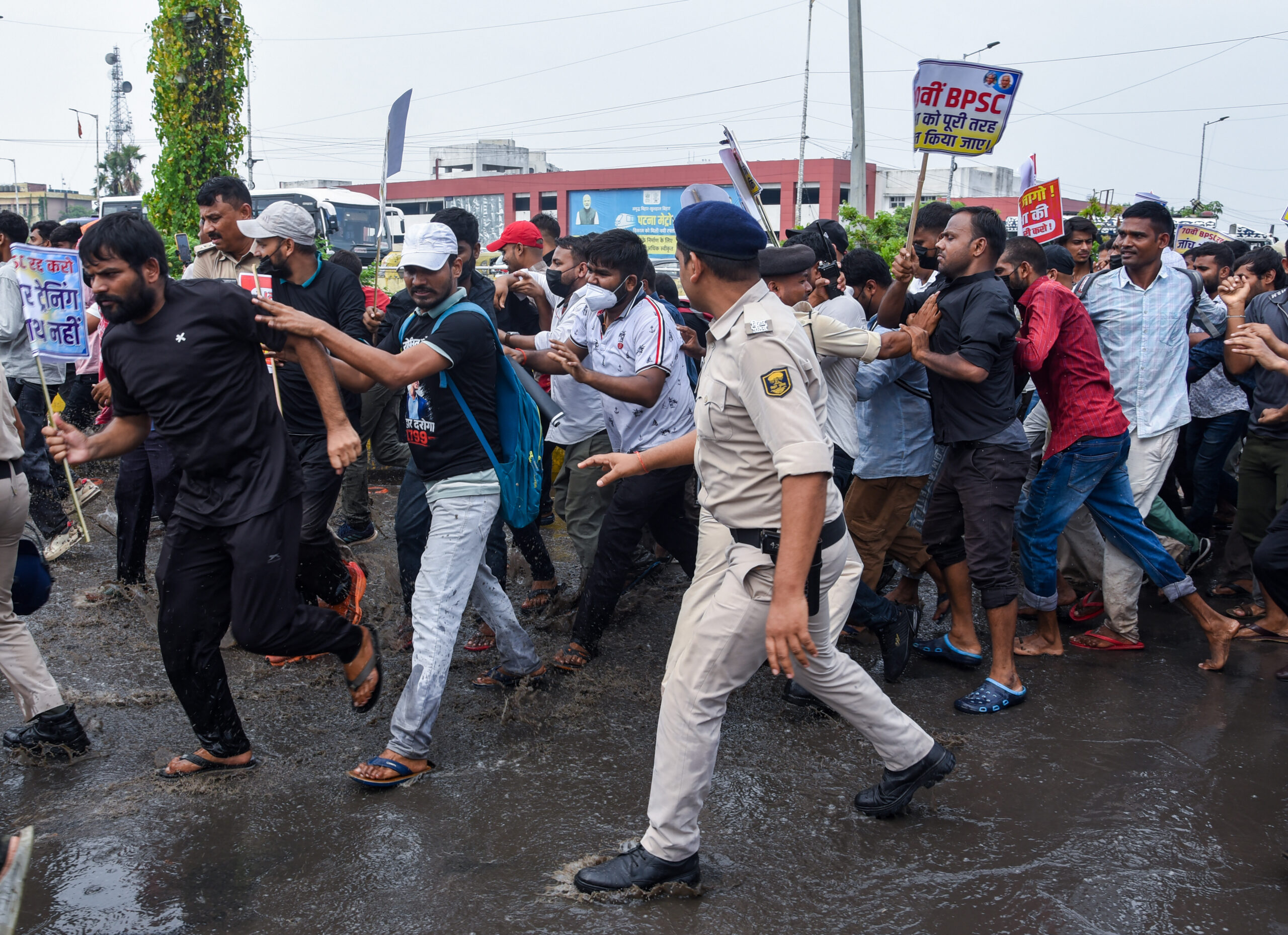 Patna: Aspirants protest over recruitment exams #Gallery Patna: Aspirants protest over recruitment exams #Gallery