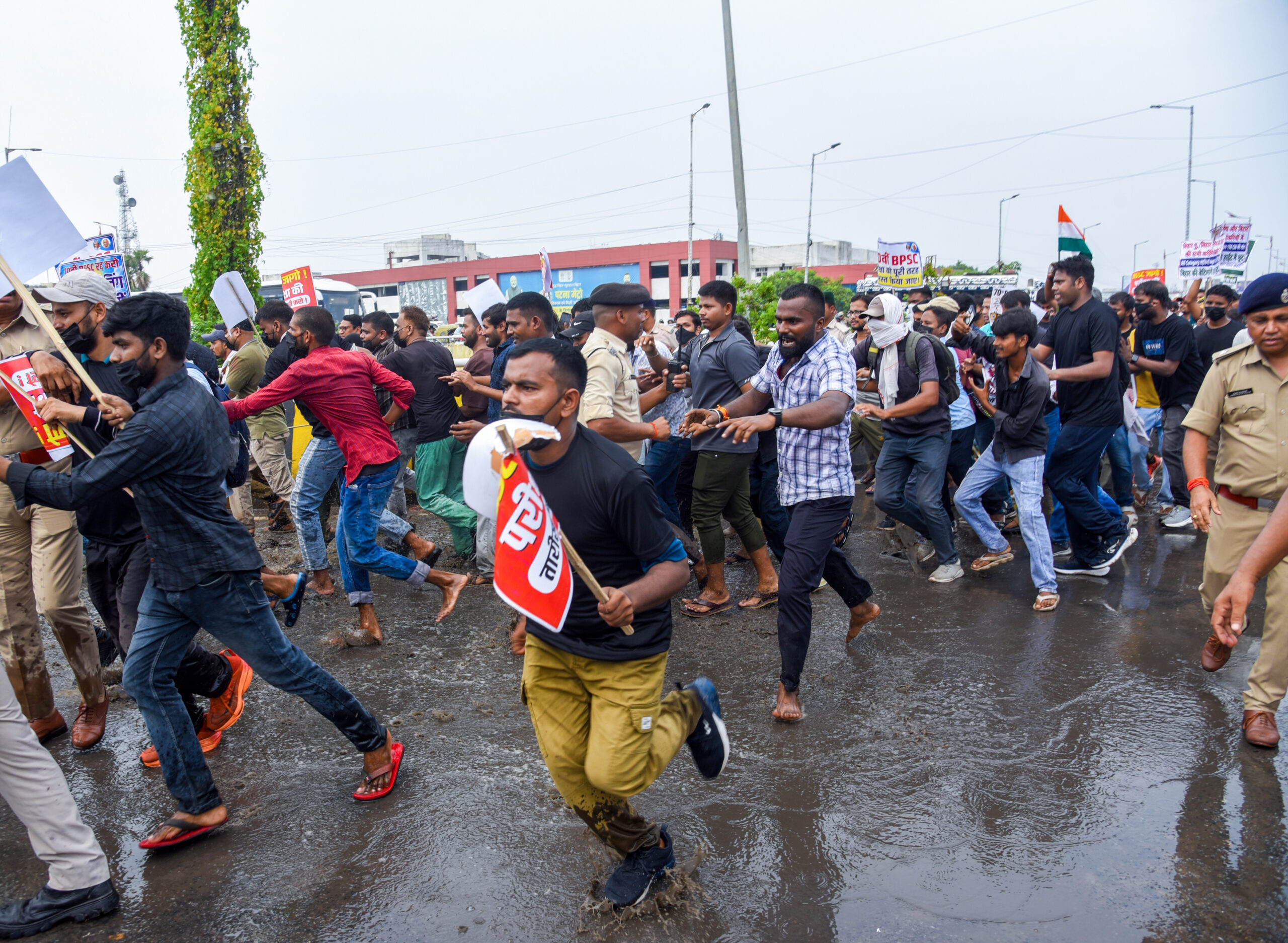 Patna: Aspirants protest over recruitment exams #Gallery Patna: Aspirants protest over recruitment exams #Gallery