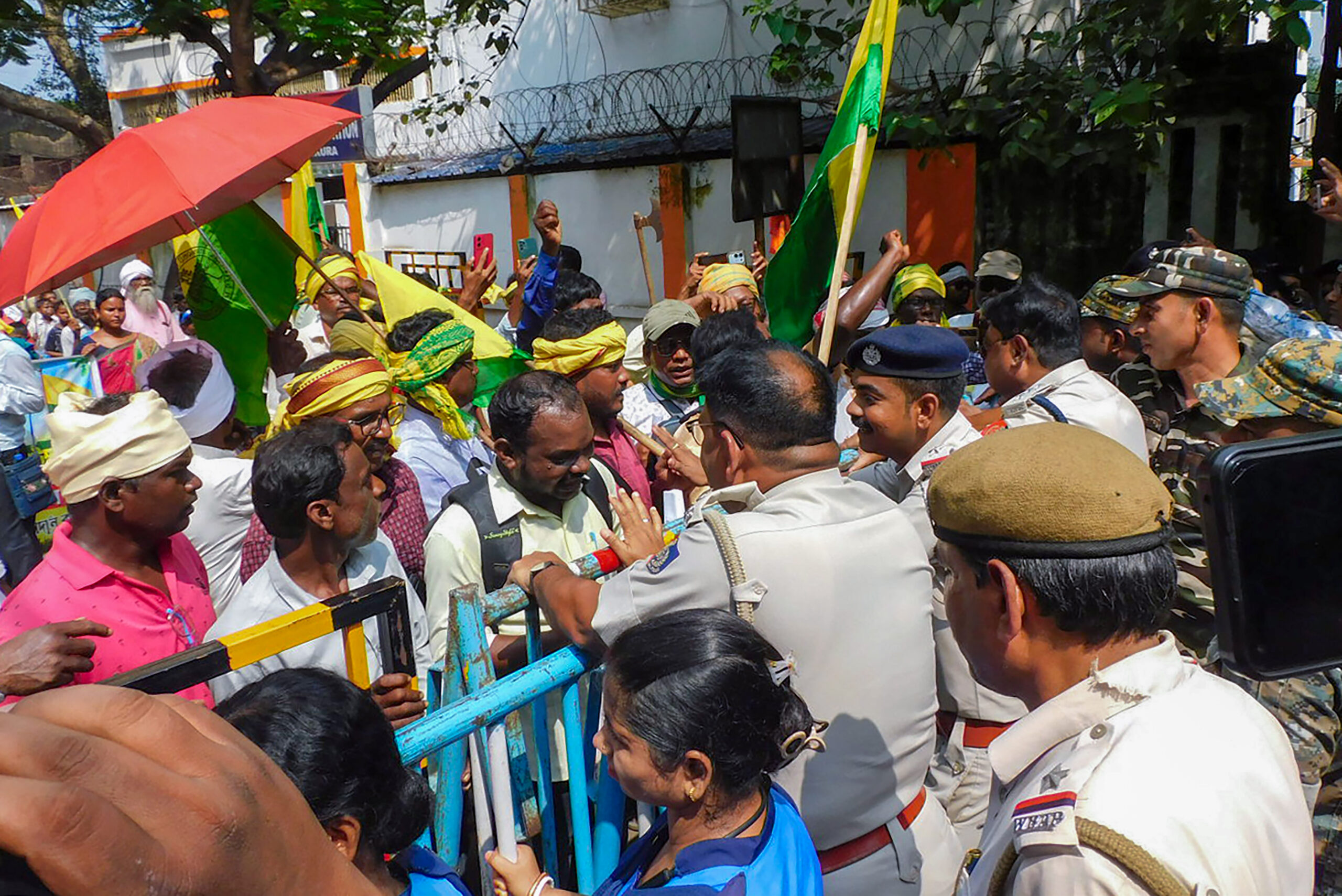 Bankura: Tribal community members protest with police during march #Gallery Bankura: Tribal community members protest with police during march #Gallery