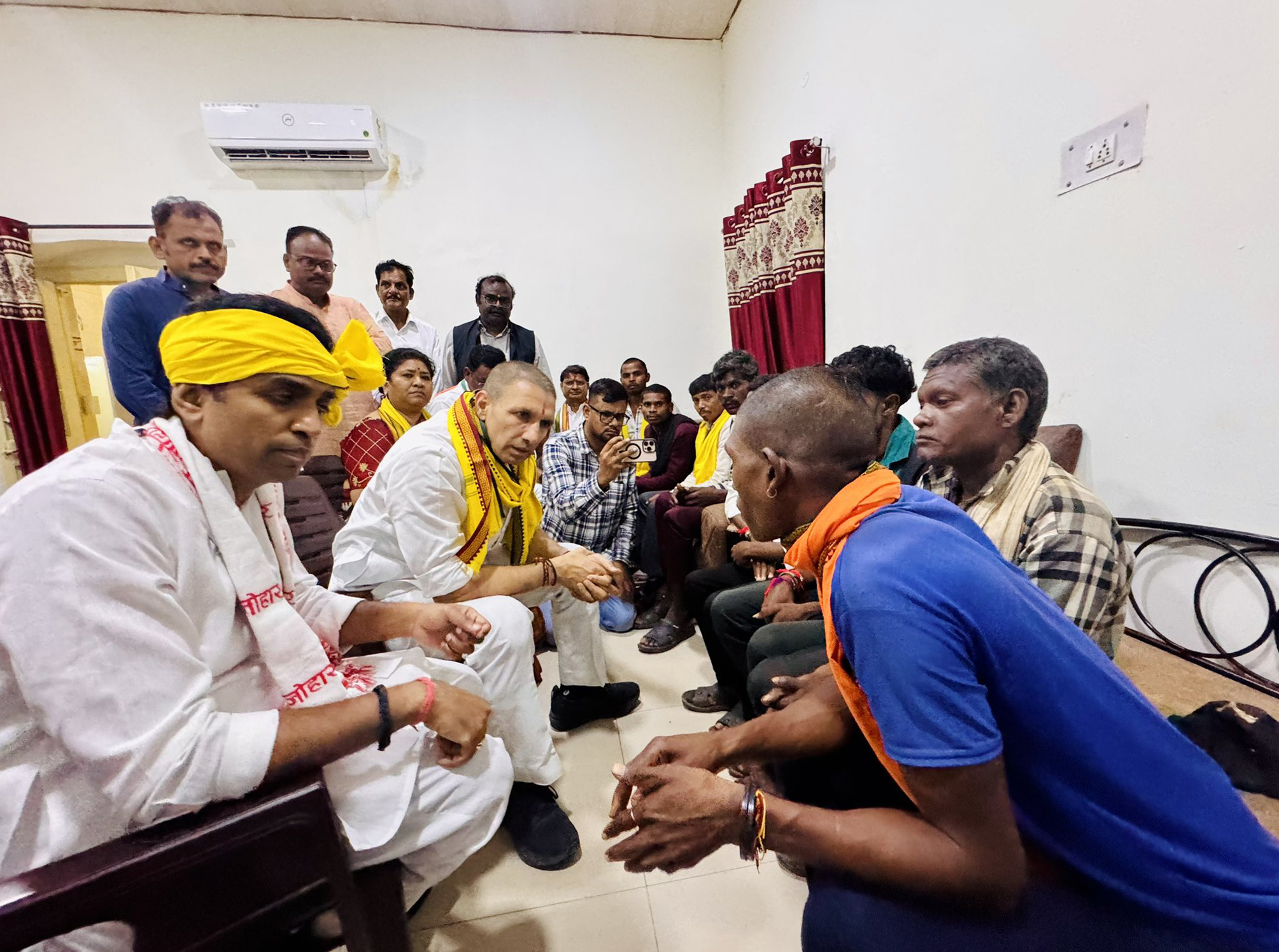 Balaghat: Jitendra Patwari meets families affected by children's illness #Gallery Balaghat: Jitendra Patwari meets families affected by children's illness #Gallery
