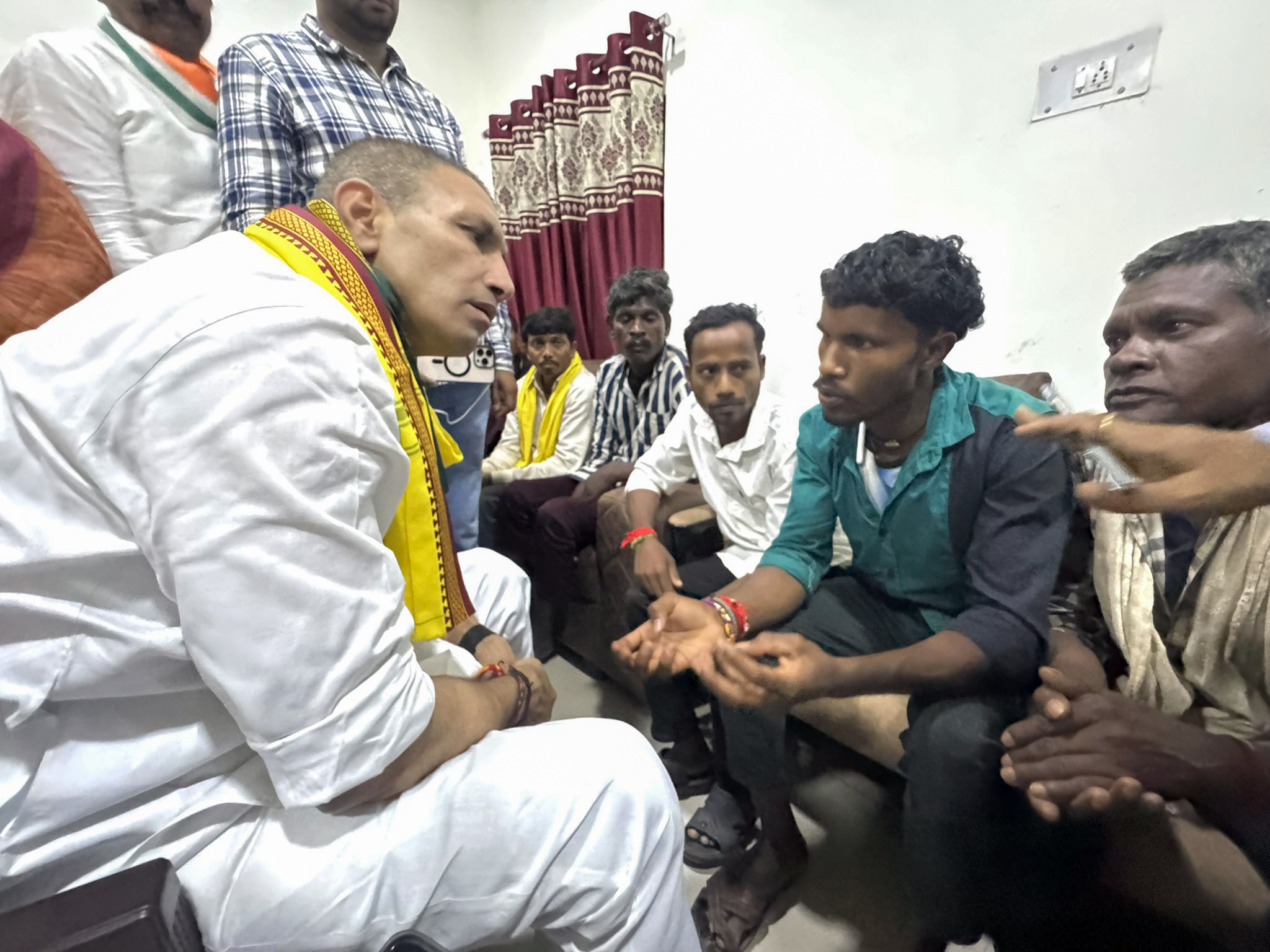 Balaghat: Jitendra Patwari meets families affected by children's illness #Gallery Balaghat: Jitendra Patwari meets families affected by children's illness #Gallery