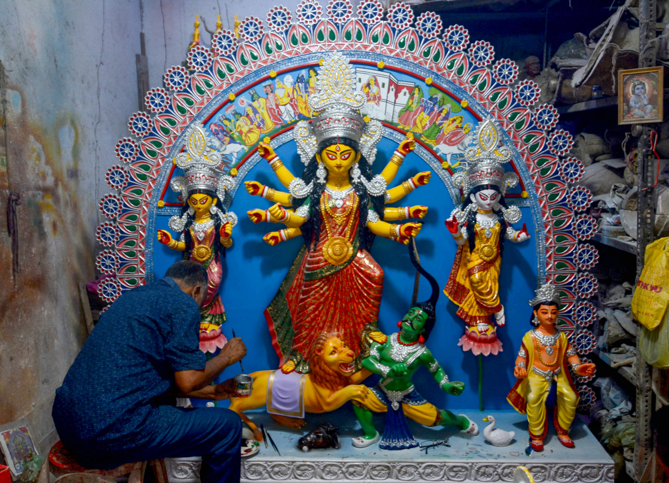 Kolkata: An artisan gives final touches to a Durga Idol ahead of the Durga Puja festival in Kolkata, Tuesday, September 15, 2026. (Photo: IANS/Kuntal Chakrabarty)