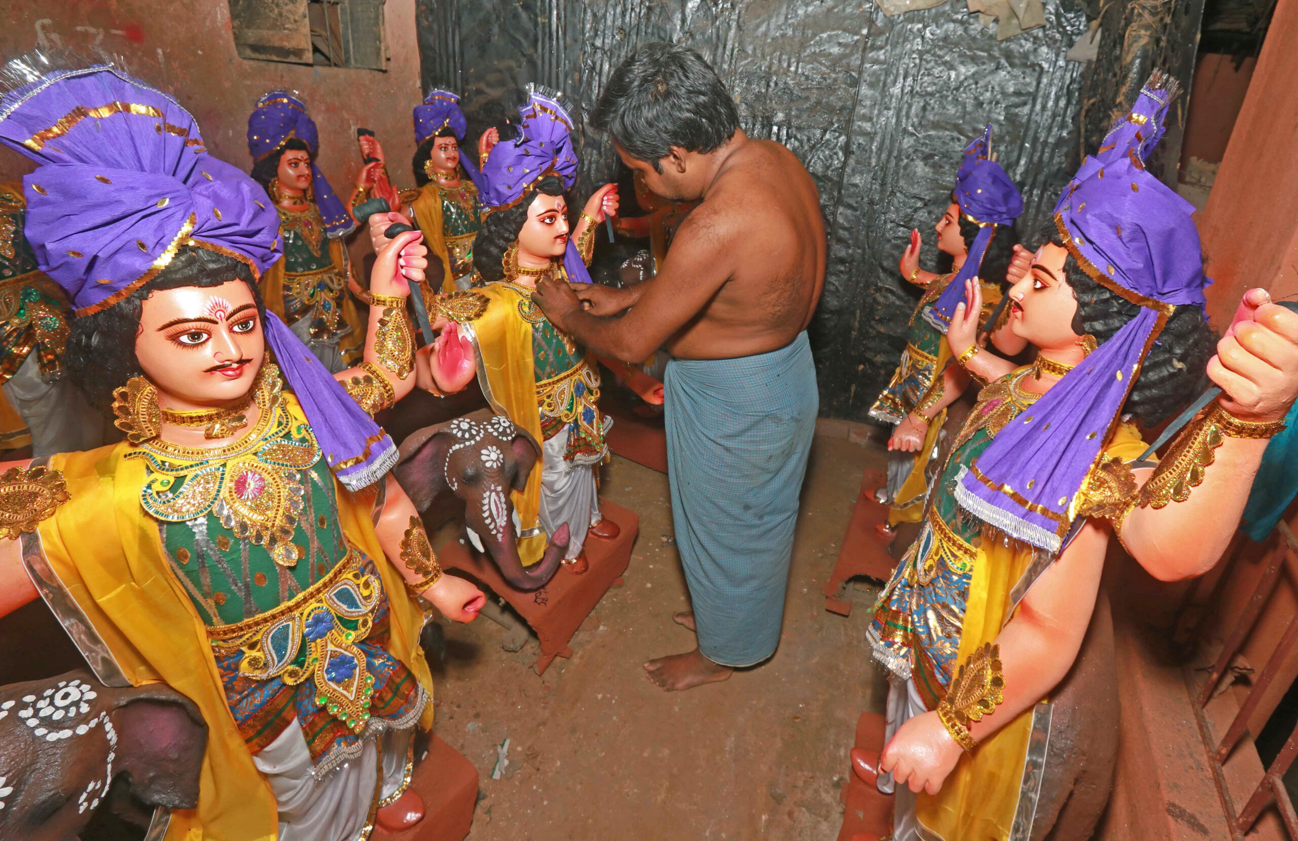 Artisan Gives Final Touches to Vishwakarma Idols in Birbhum #Gallery Artisan Gives Final Touches to Vishwakarma Idols in Birbhum #Gallery