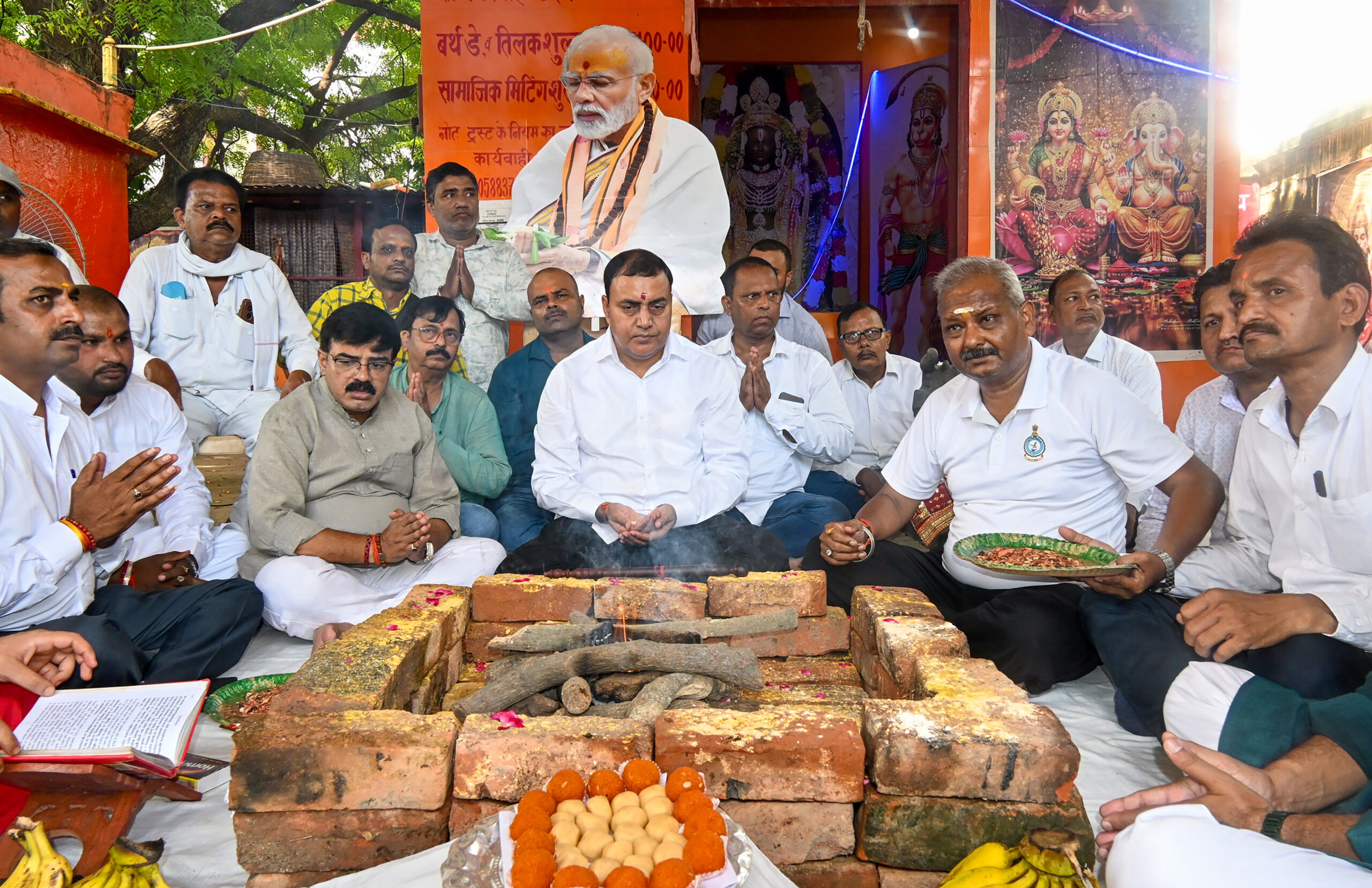 Varanasi: BJP workers perform havan for PM Modi’s longevity #Gallery Varanasi: BJP workers perform havan for PM Modi’s longevity #Gallery