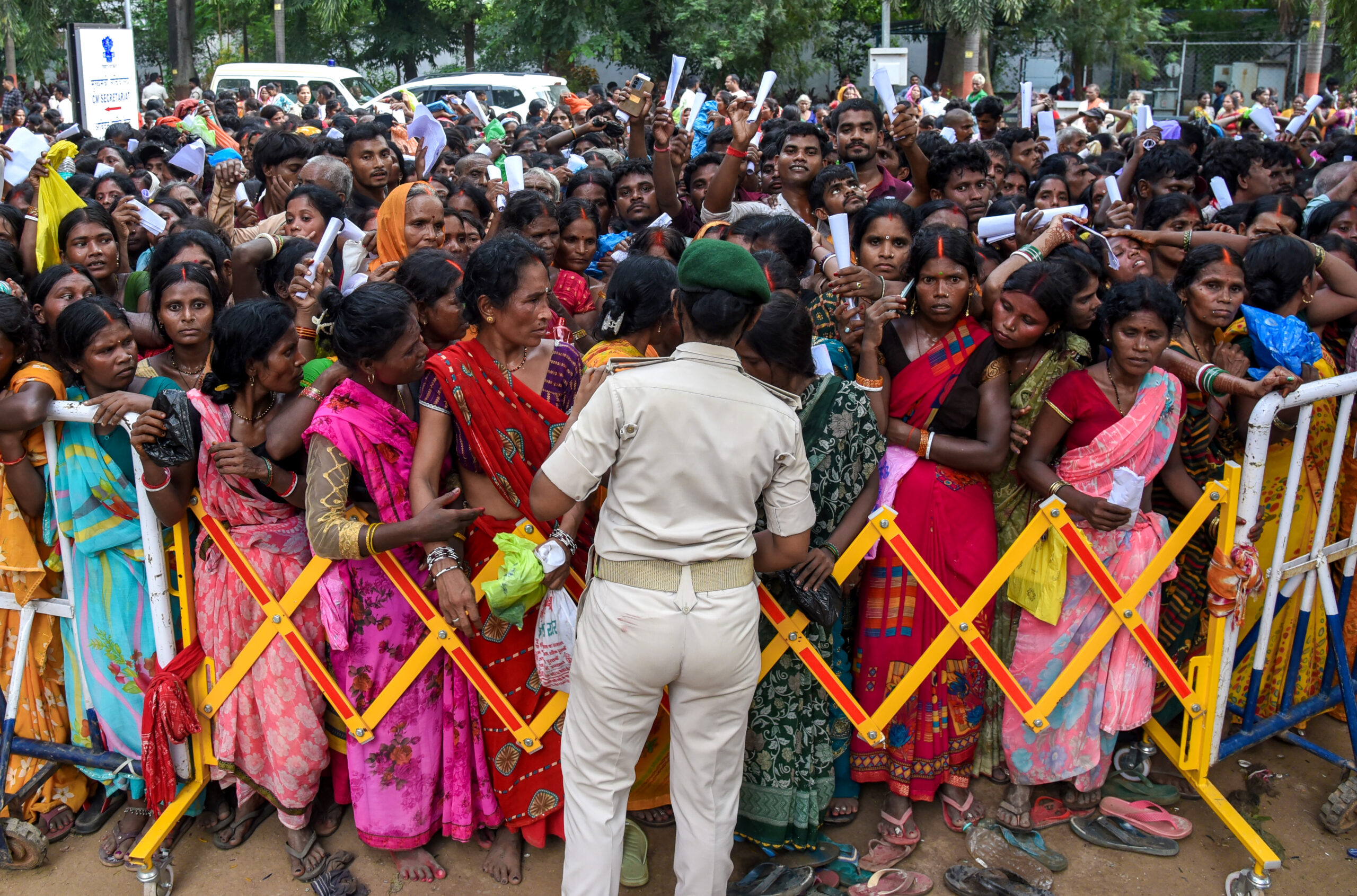 Patna: Women queue for land applications #Gallery Patna: Women queue for land applications #Gallery
