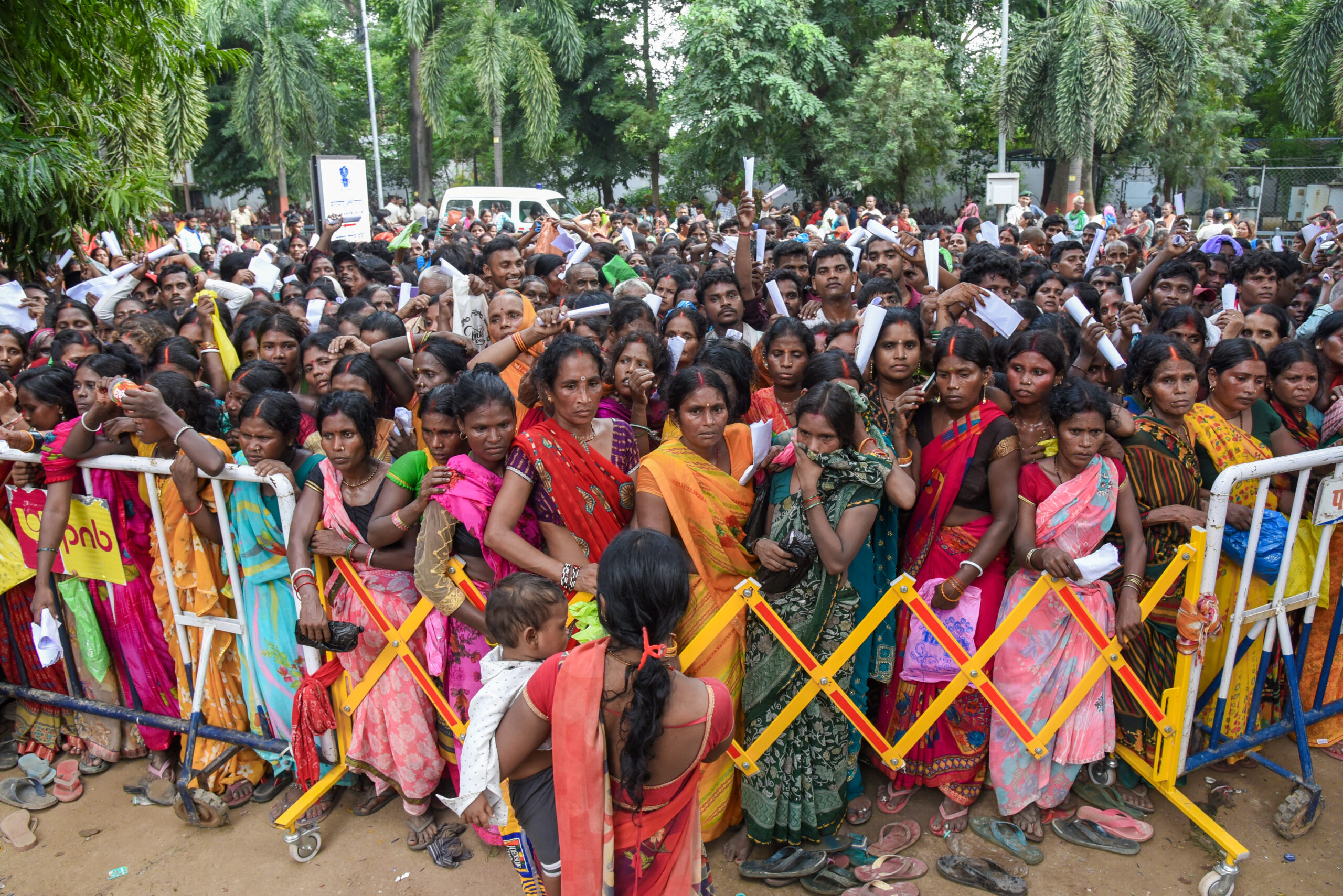 Patna: Women queue for land applications #Gallery Patna: Women queue for land applications #Gallery