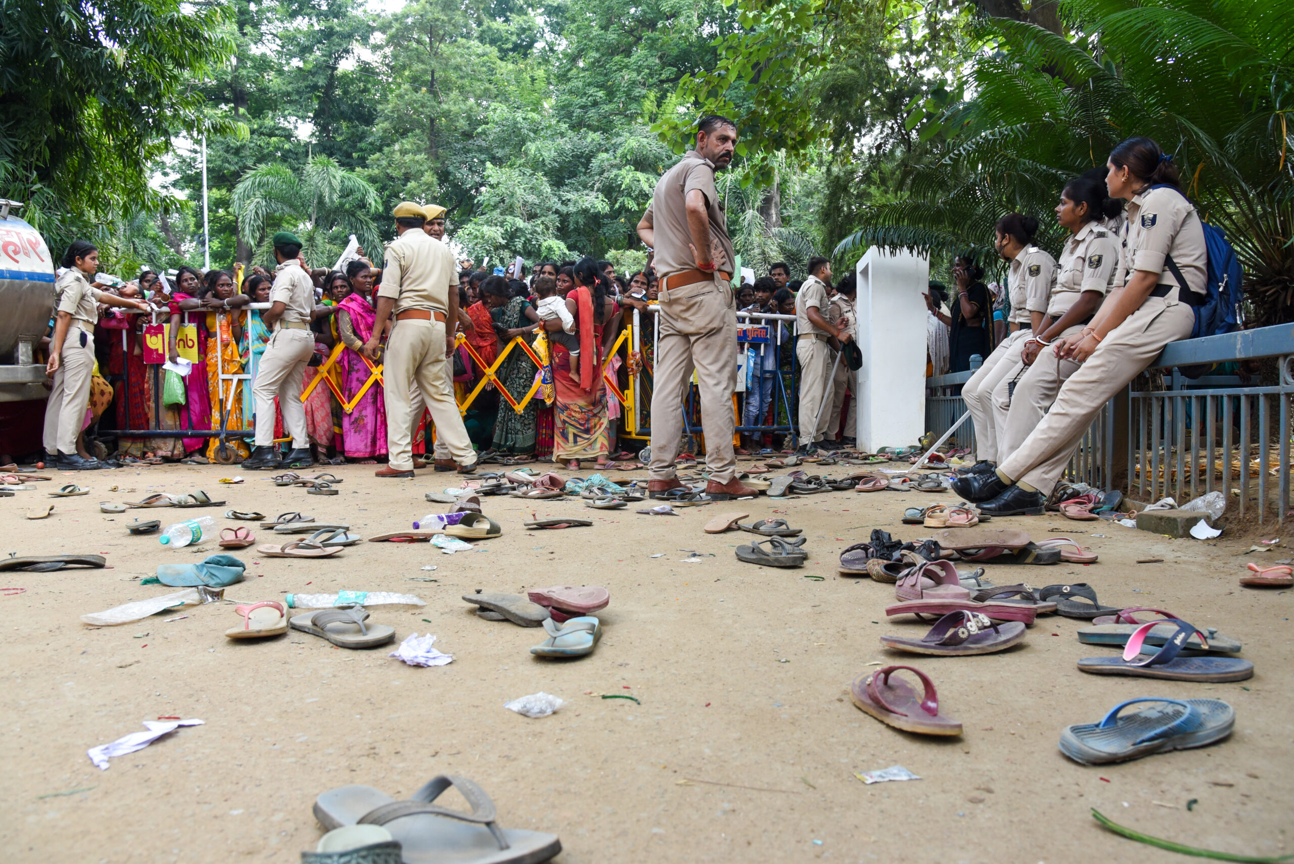 Patna: Women queue for land applications #Gallery Patna: Women queue for land applications #Gallery