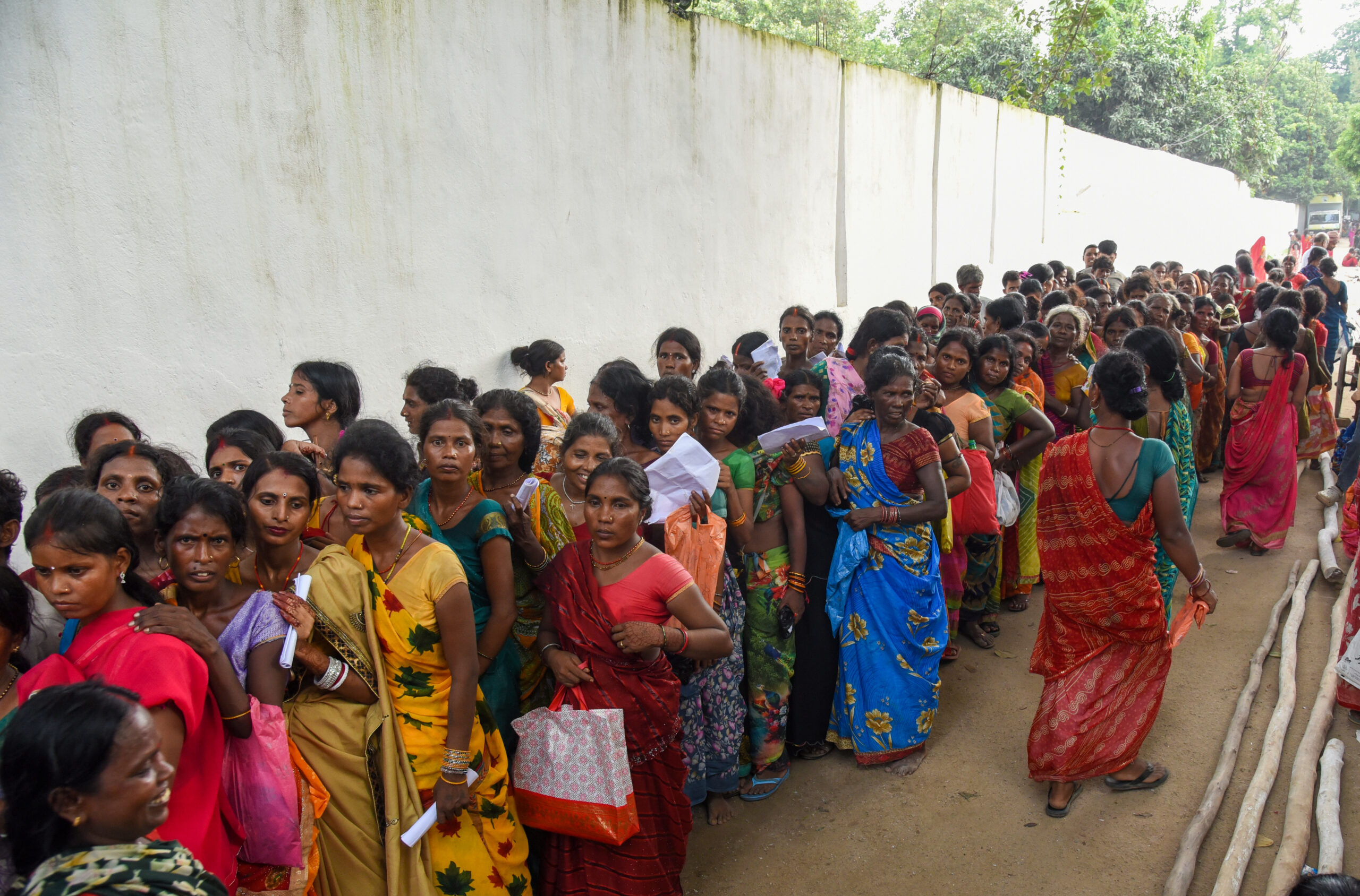 Patna: Women queue for land applications #Gallery Patna: Women queue for land applications #Gallery