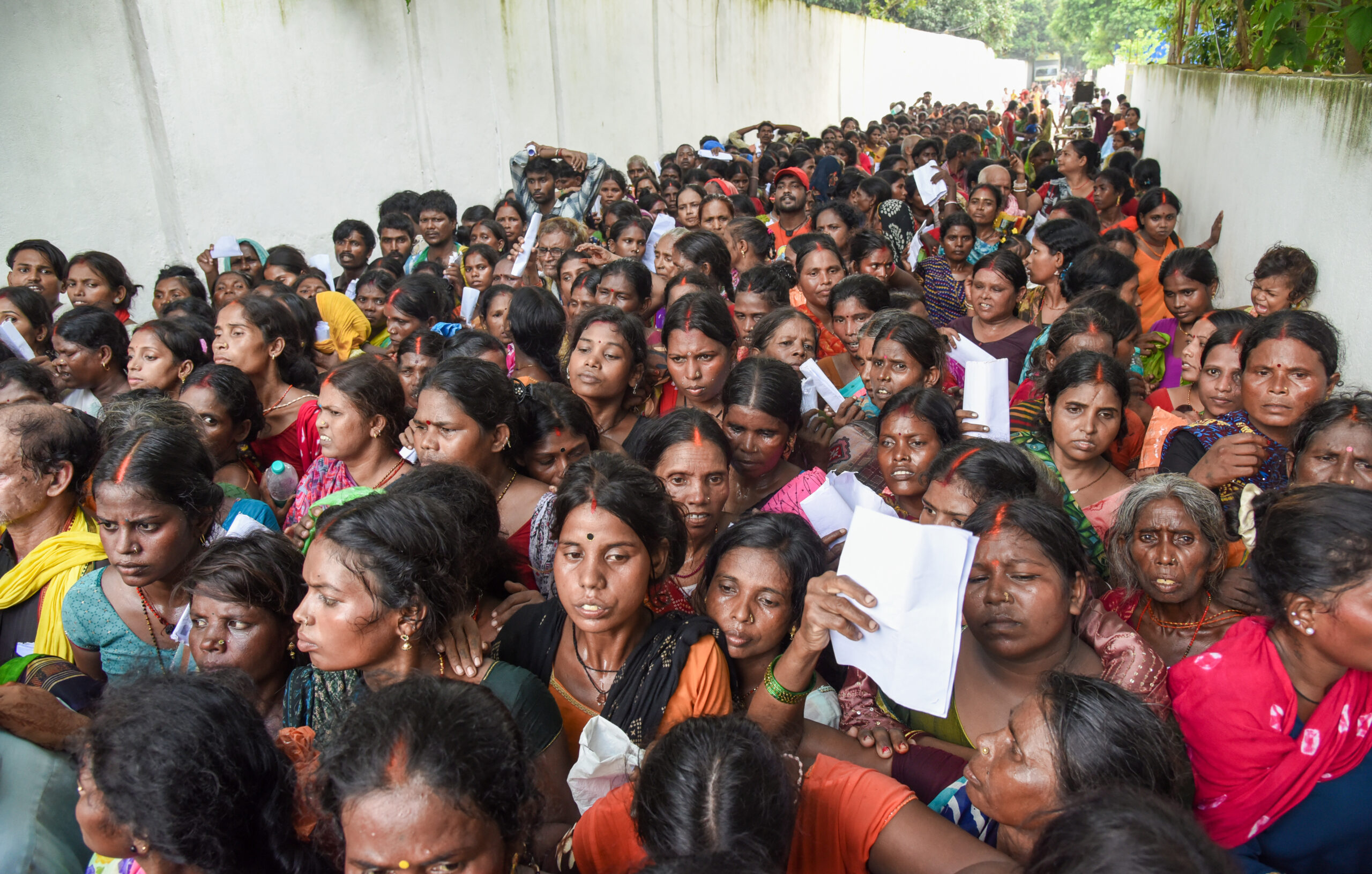 Patna: Women queue for land applications #Gallery Patna: Women queue for land applications #Gallery