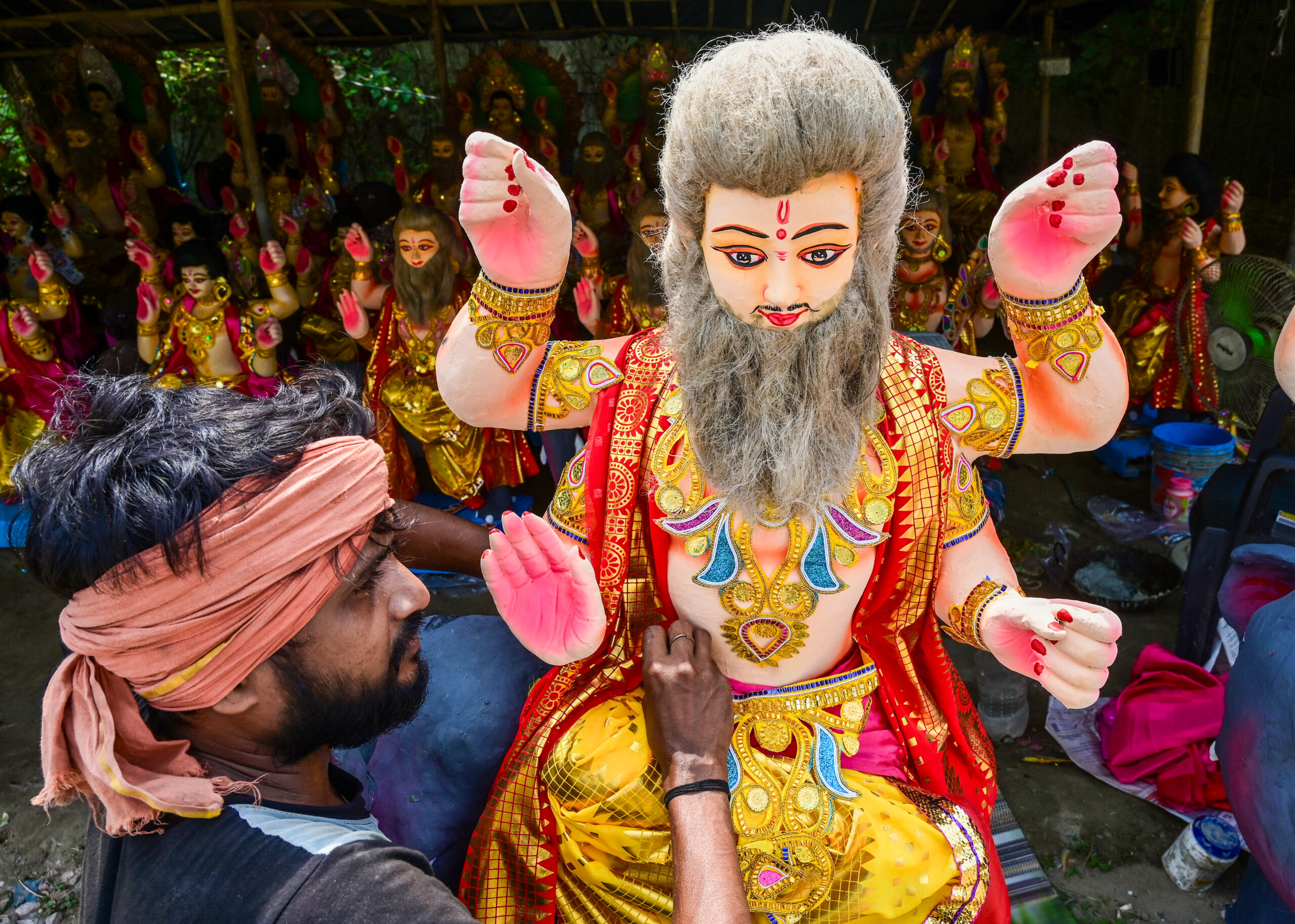 Noida: Sculptor gives finishing touches to Lord Vishwakarma idol #Gallery Noida: Sculptor gives finishing touches to Lord Vishwakarma idol #Gallery