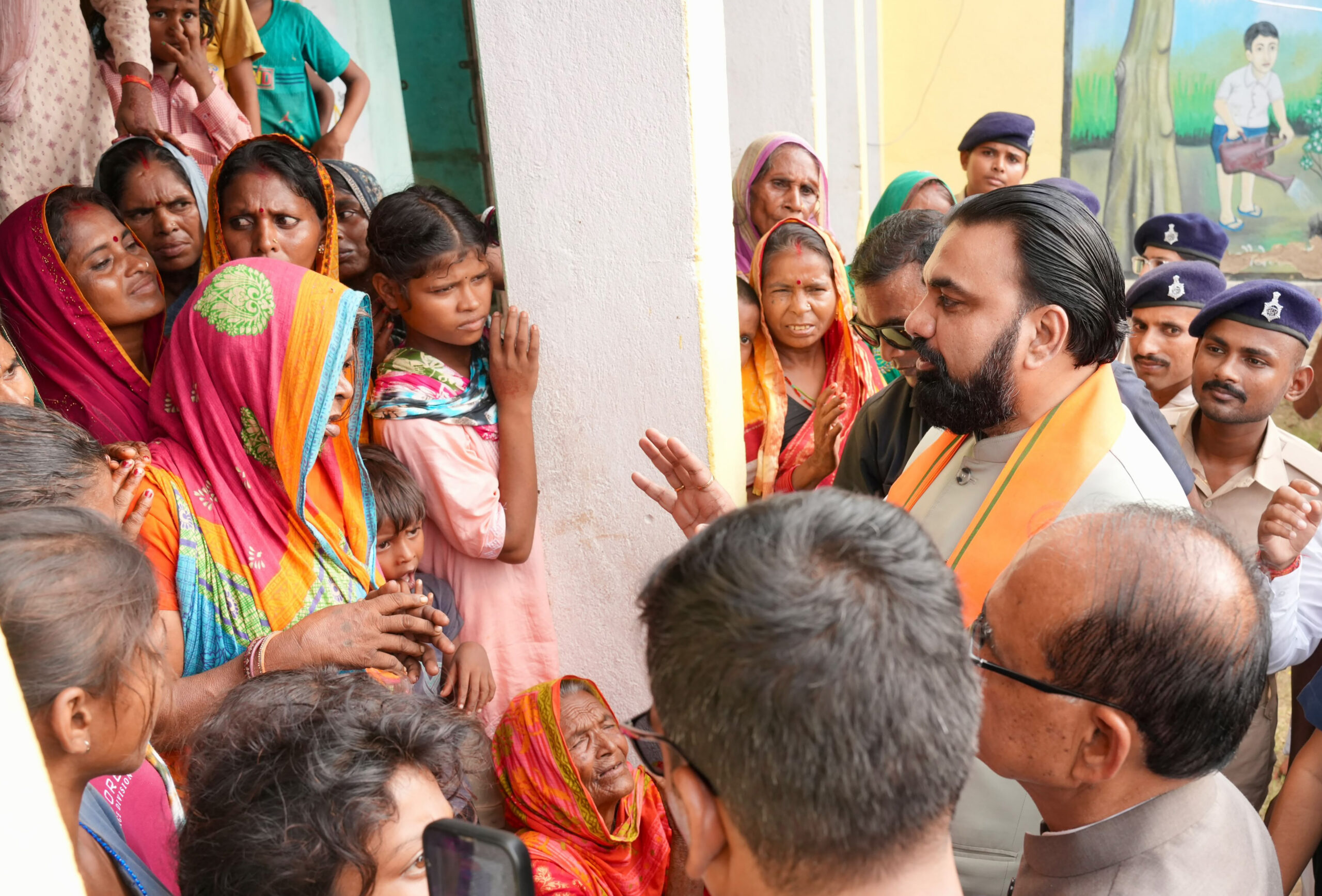 Munger: Samrat Choudhary and Shivraj Singh Chouhan inspect flood relief camp #Gallery Munger: Samrat Choudhary and Shivraj Singh Chouhan inspect flood relief camp #Gallery