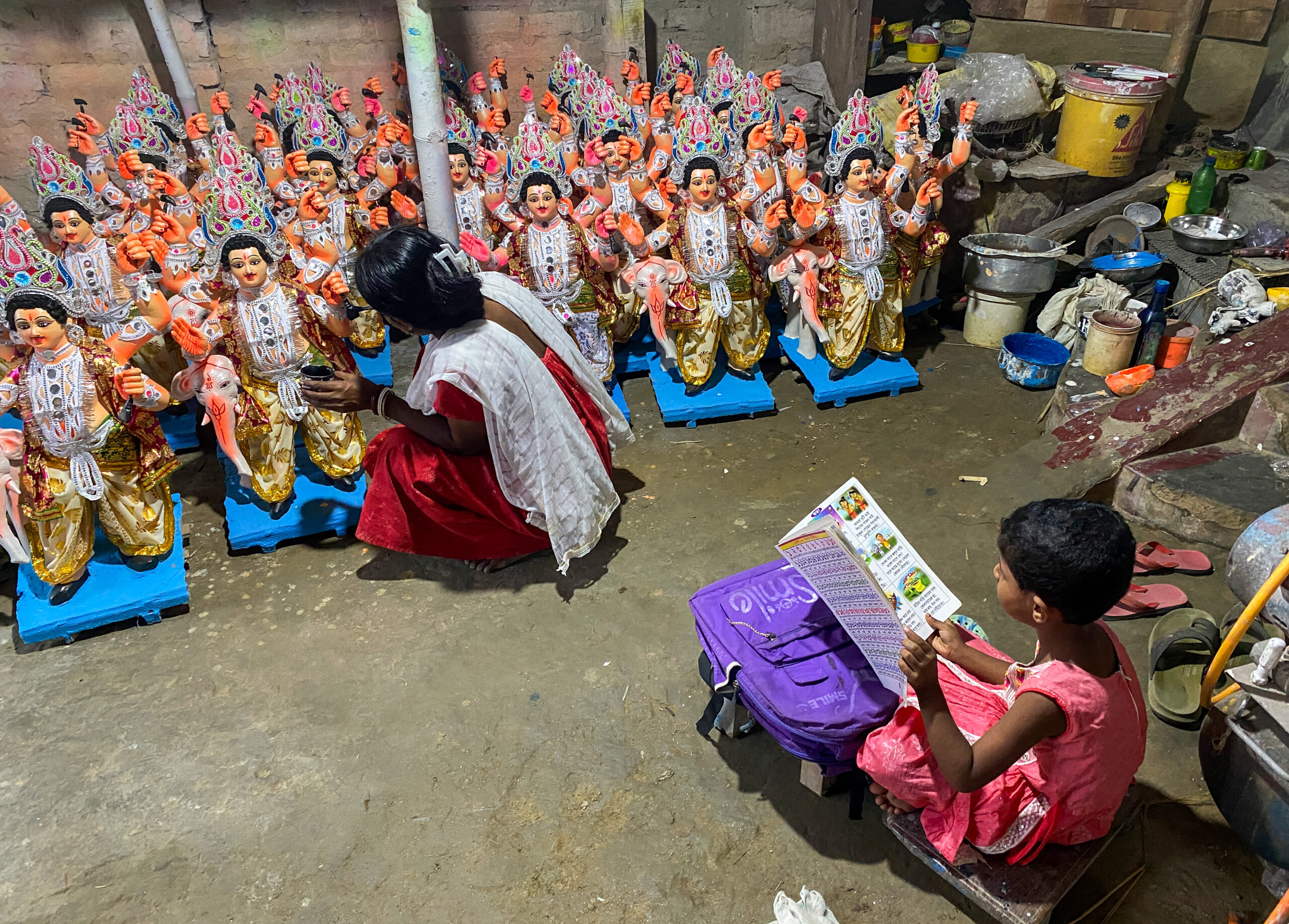 Balurghat: Artist gives final touches to Lord Vishwakarma idols #Gallery Balurghat: Artist gives final touches to Lord Vishwakarma idols #Gallery