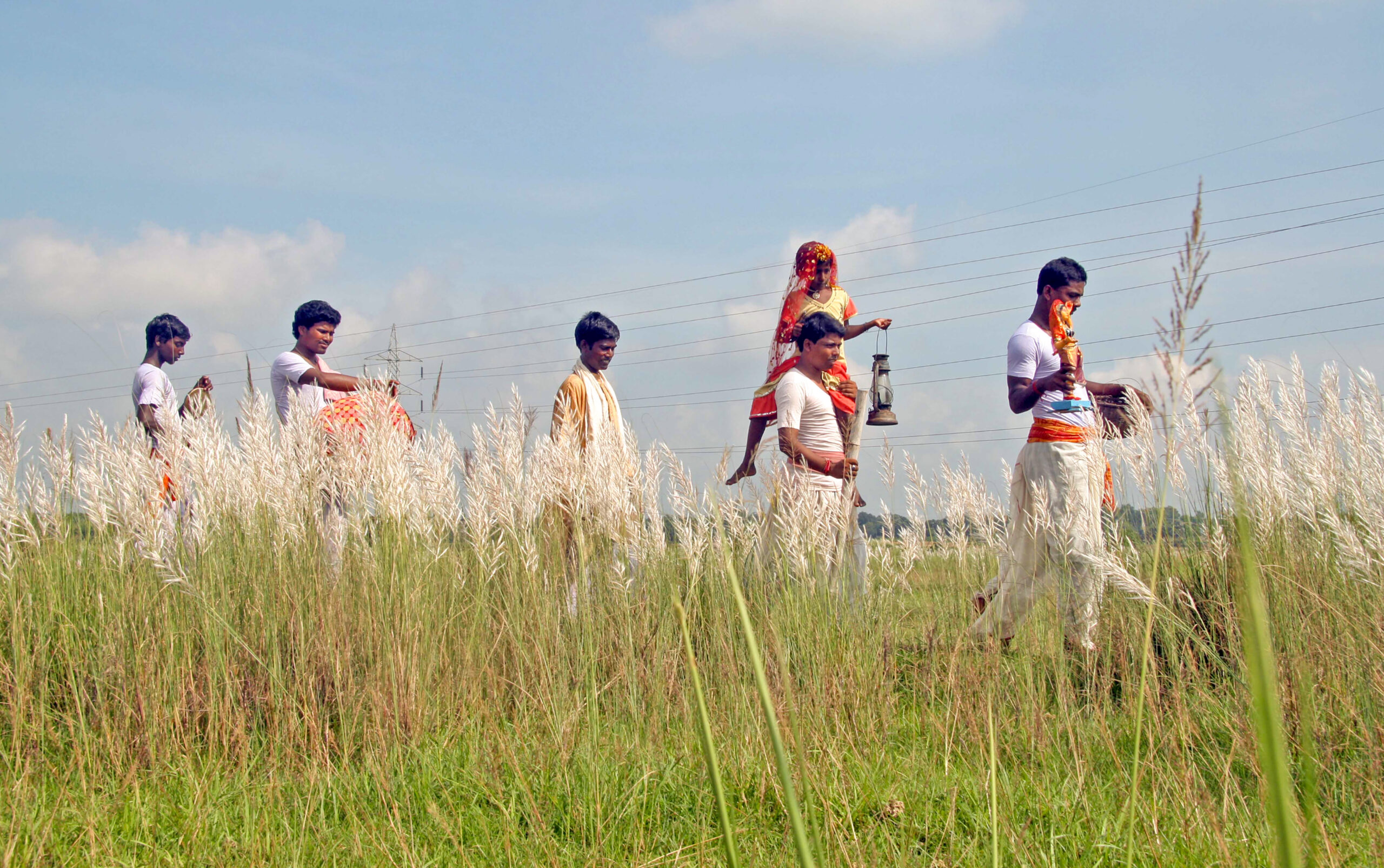 Birbhum: Bhadu singer carries idol through Kash flowers #Gallery Birbhum: Bhadu singer carries idol through Kash flowers #Gallery