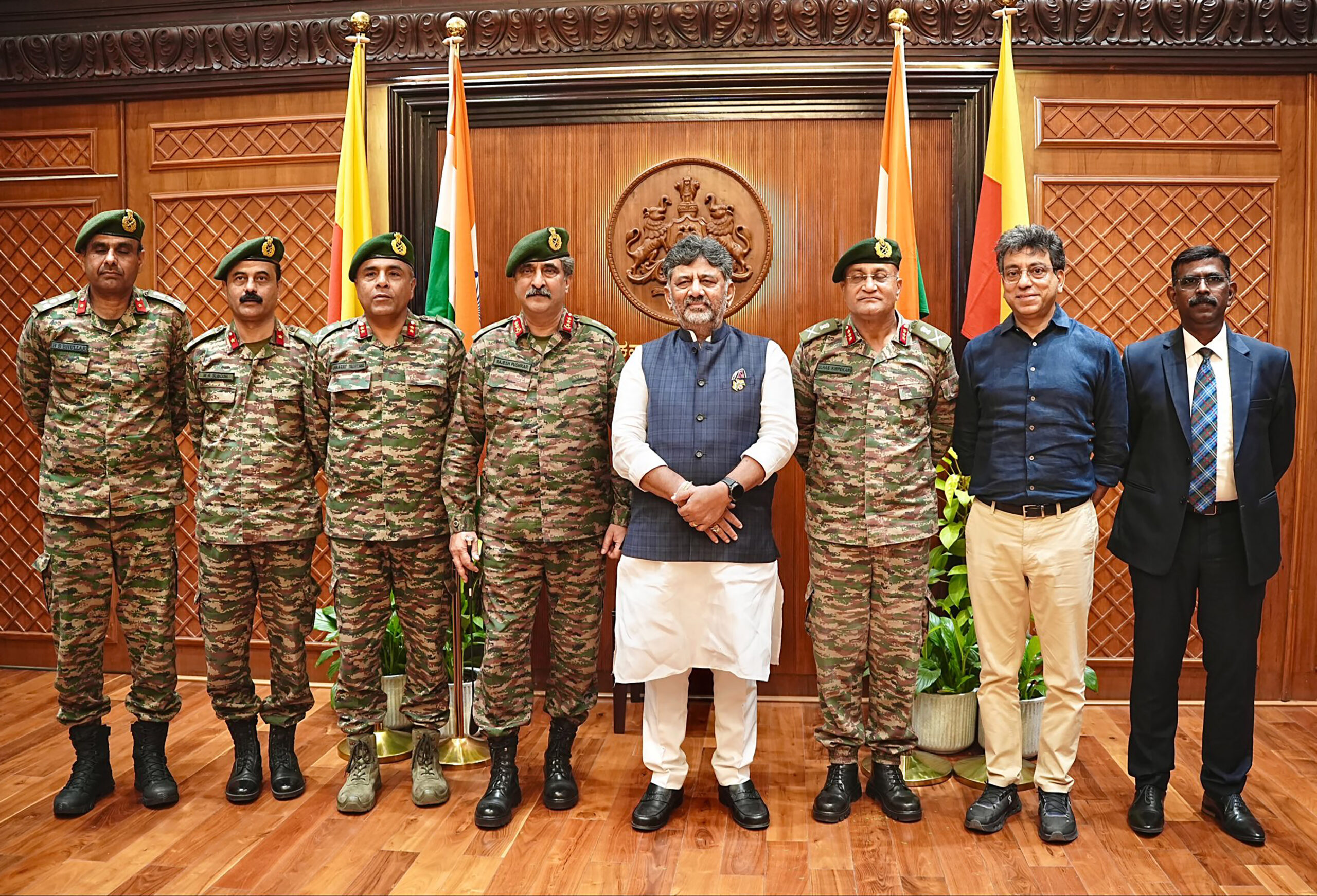 Bengaluru: Lieutenant General Rajesh Pushkar meets Karnataka CM D.K. Shivakumar #Gallery Bengaluru: Lieutenant General Rajesh Pushkar meets Karnataka CM D.K. Shivakumar #Gallery