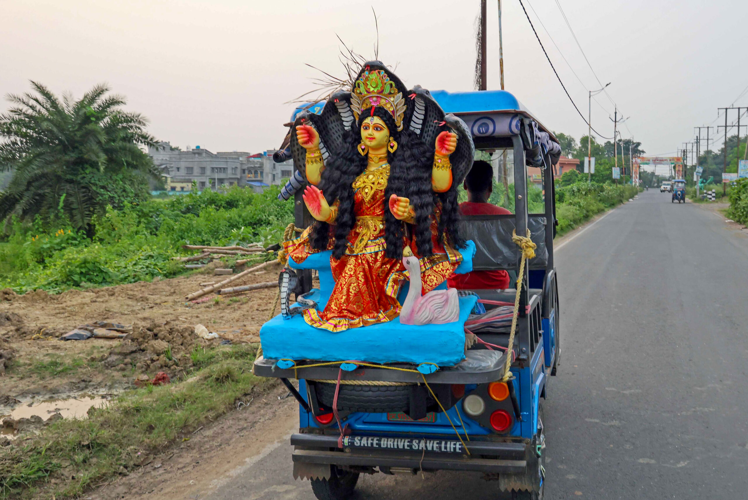 Birbhum: Maa Manasa Idol Carried to Pandal in Bolpur #Gallery Birbhum: Maa Manasa Idol Carried to Pandal in Bolpur #Gallery