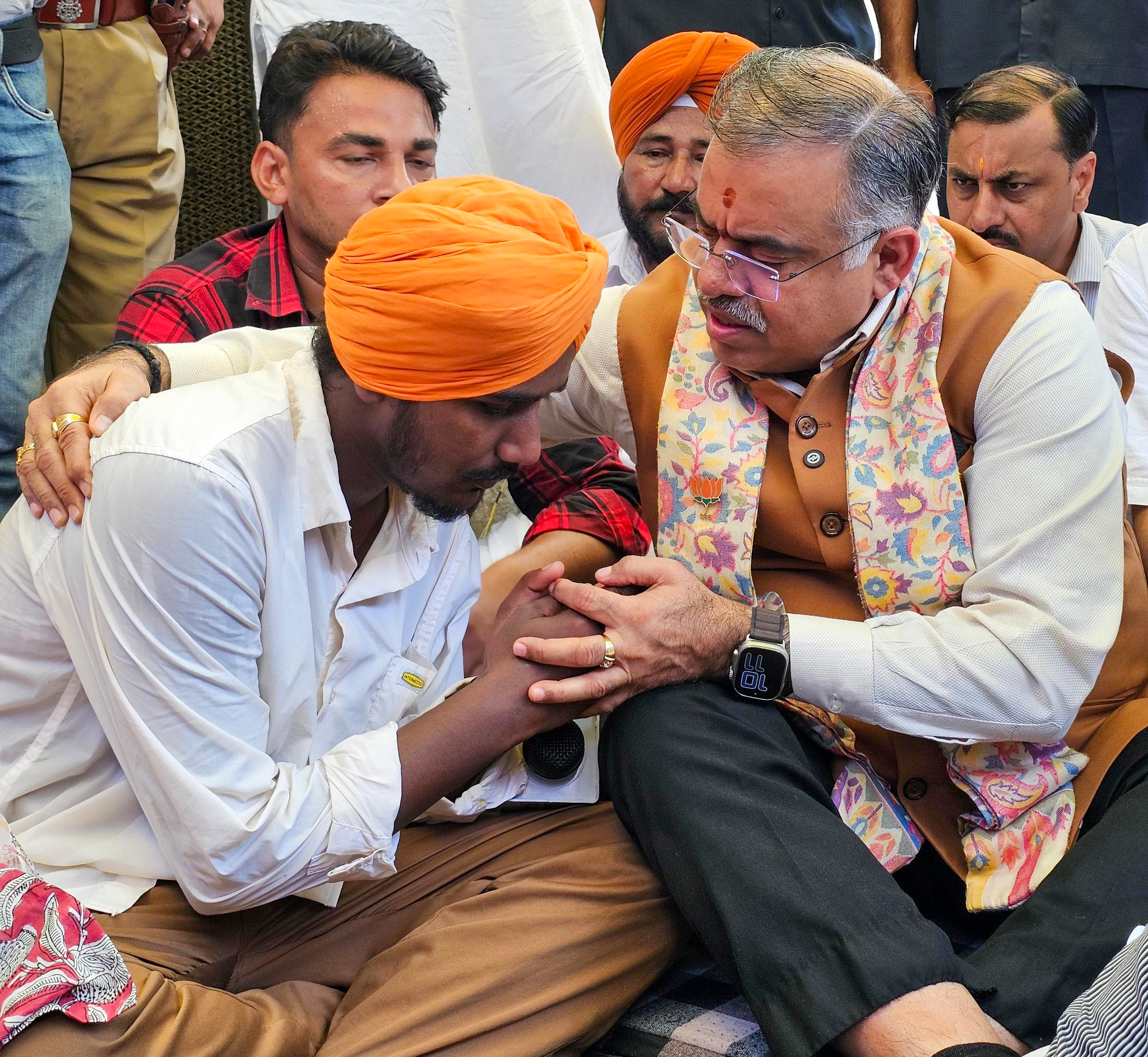 Sangrur: Tarun Chugh meets family of Gulzar Singh #Gallery Sangrur: Tarun Chugh meets family of Gulzar Singh #Gallery