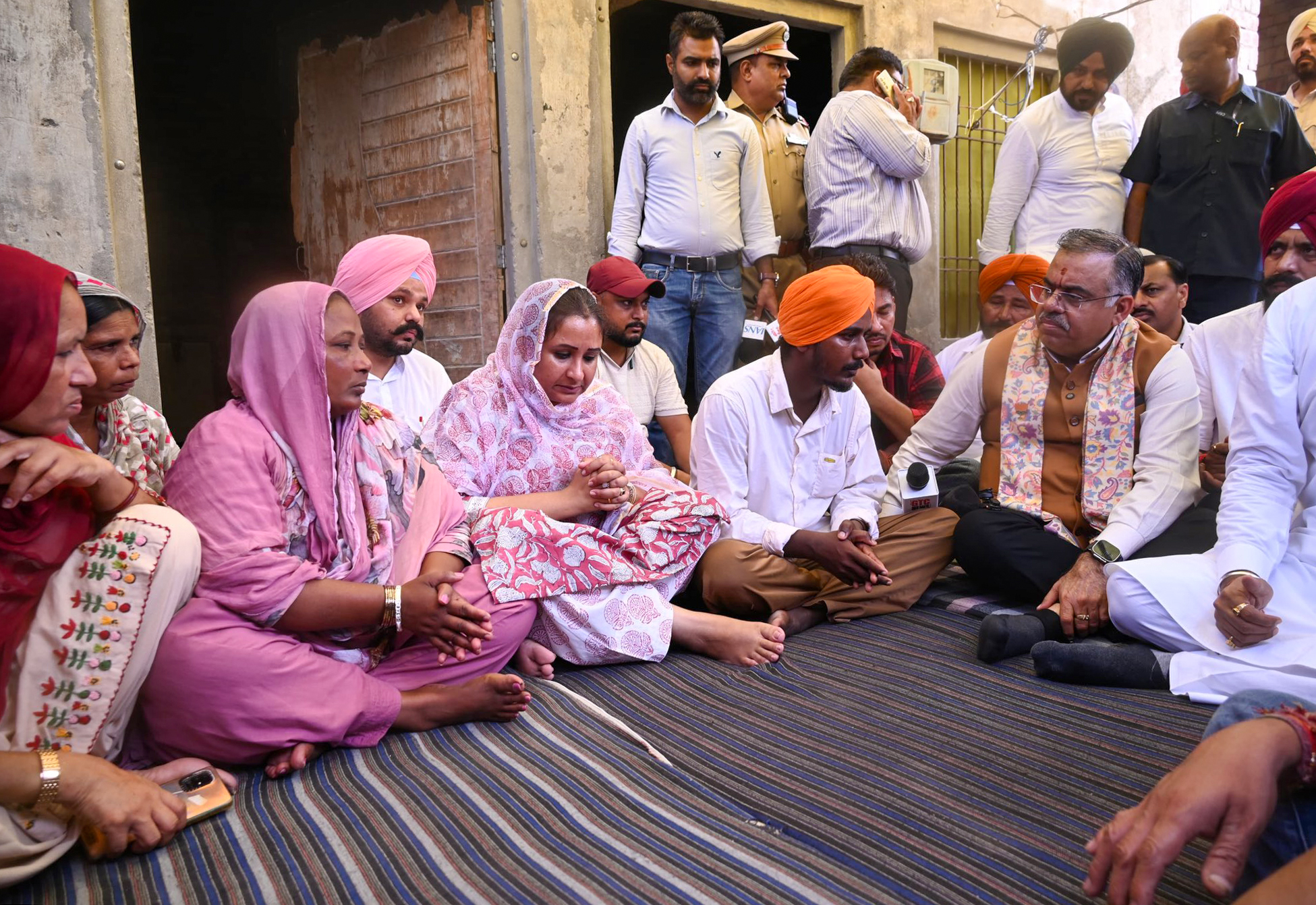Sangrur: Tarun Chugh meets family of Gulzar Singh #Gallery Sangrur: Tarun Chugh meets family of Gulzar Singh #Gallery