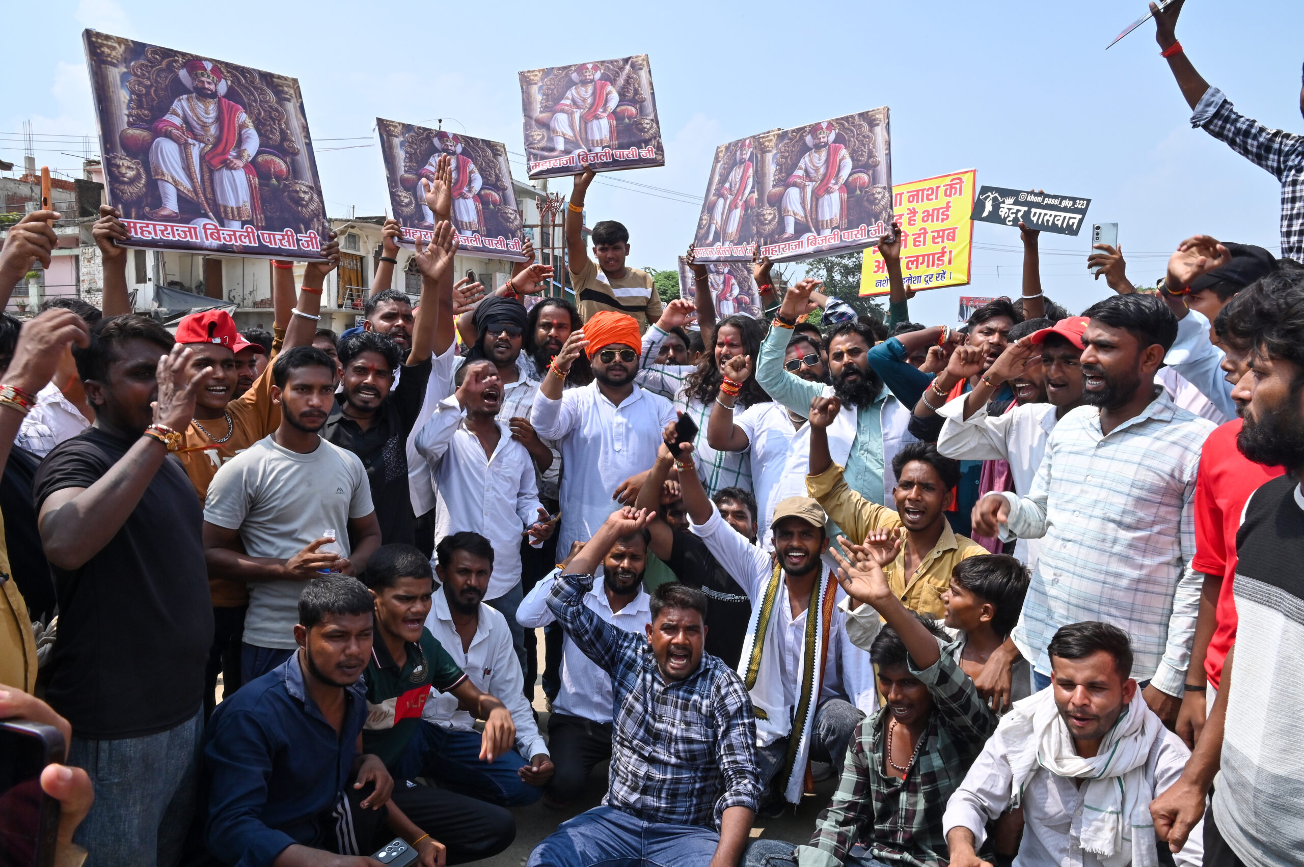 Gorakhpur: Pasi community stages demonstration for Maharaja Bijli Pasi statue #Gallery Gorakhpur: Pasi community stages demonstration for Maharaja Bijli Pasi statue #Gallery
