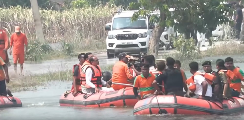 Shivraj Singh Chouhan assures Central assistance after surveying Bihar flood-affected areas Shivraj Singh Chouhan assures Central assistance after surveying Bihar flood-affected areas