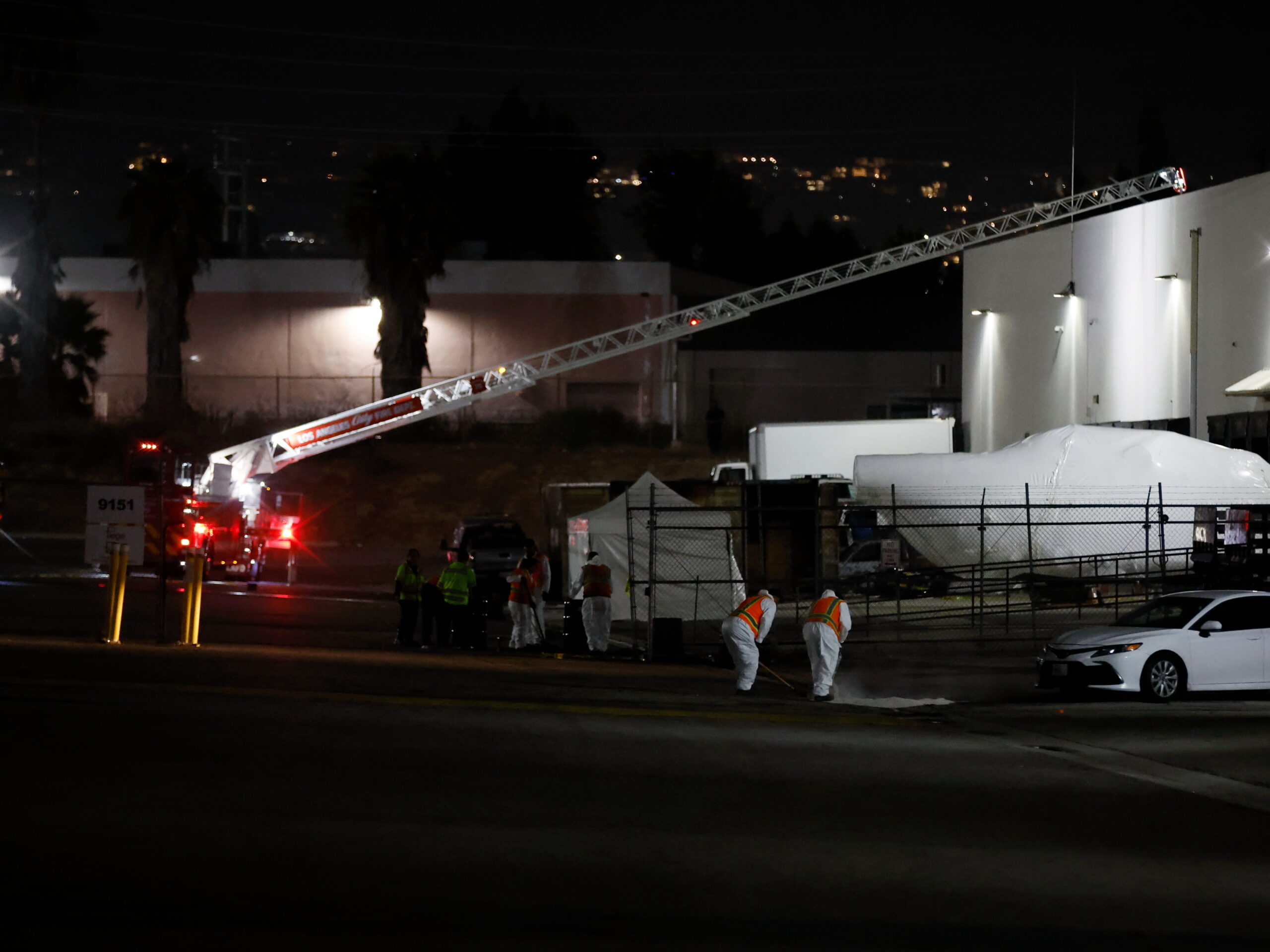 Los Angeles: Police and firefighters investigate helicopter crash site #Gallery Los Angeles: Police and firefighters investigate helicopter crash site #Gallery