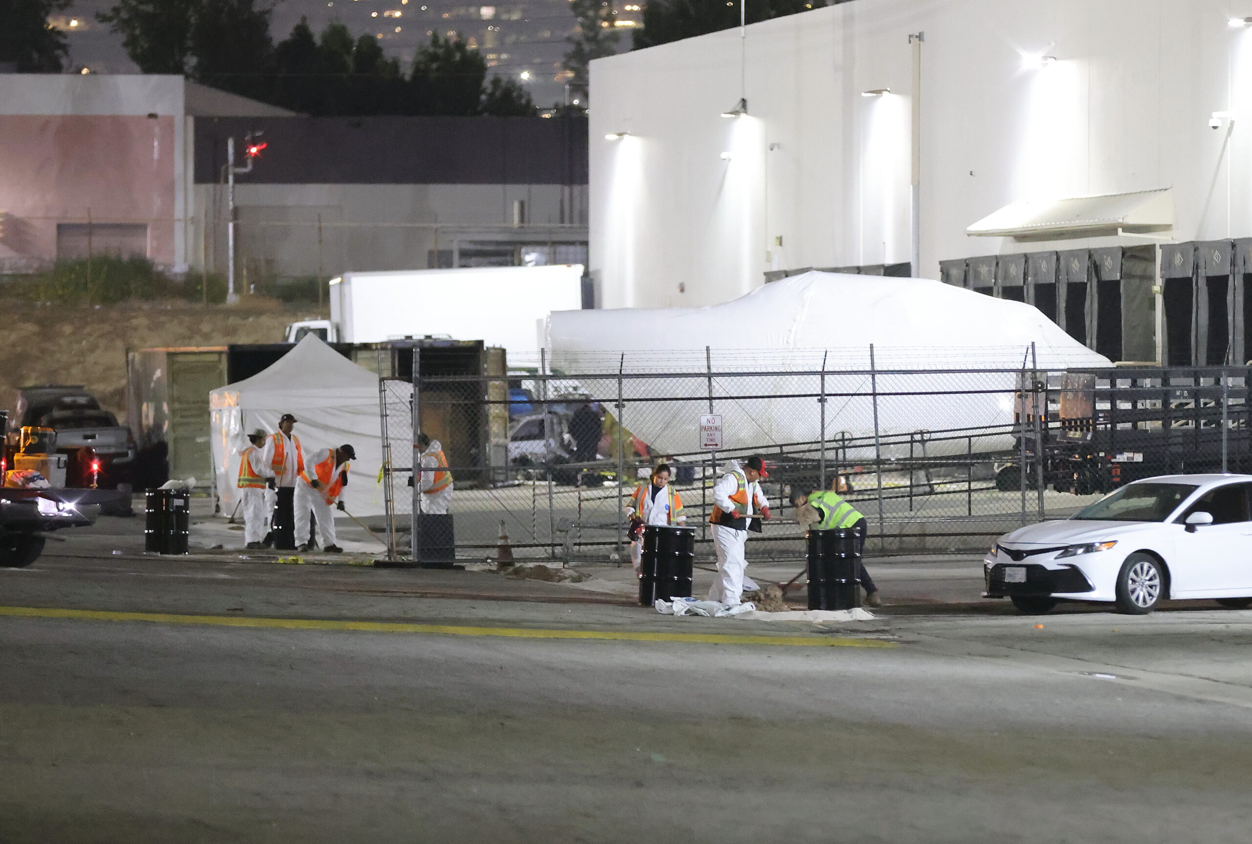 Los Angeles: Police and firefighters investigate helicopter crash site #Gallery Los Angeles: Police and firefighters investigate helicopter crash site #Gallery