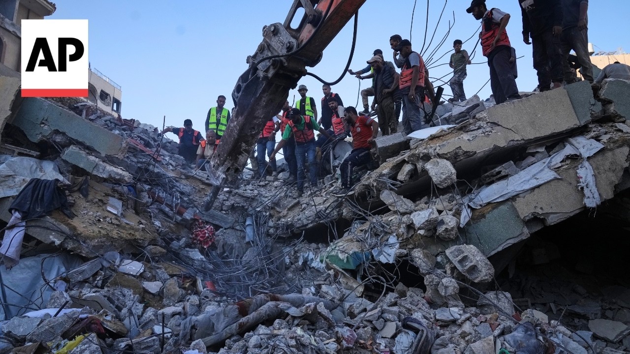 Damaged building collapses in Gaza City, killing at least 14 (Video) Damaged building collapses in Gaza City, killing at least 14 (Video)