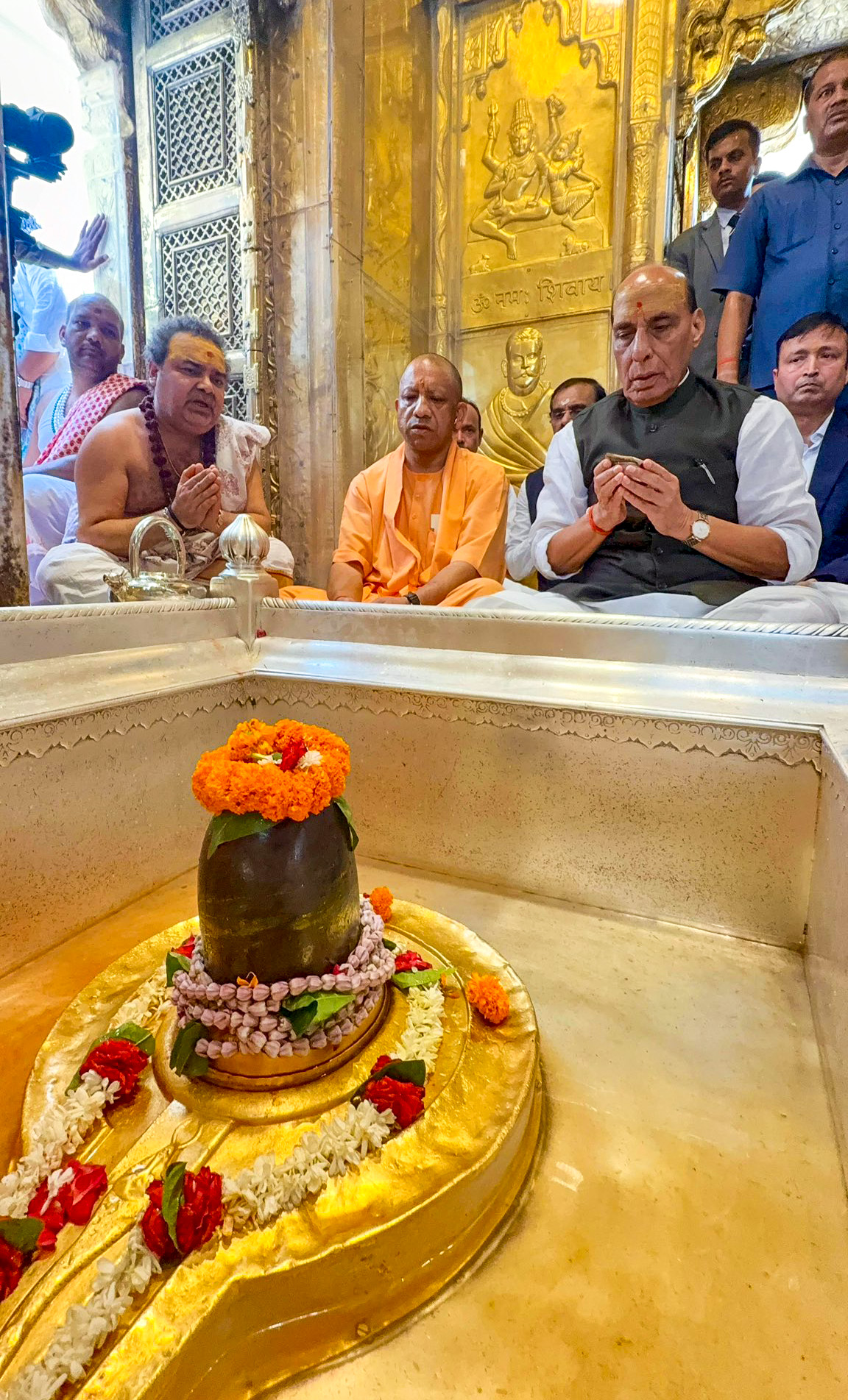 Varanasi: Rajnath Singh offers prayers at Kashi Vishwanath Temple #Gallery Varanasi: Rajnath Singh offers prayers at Kashi Vishwanath Temple #Gallery