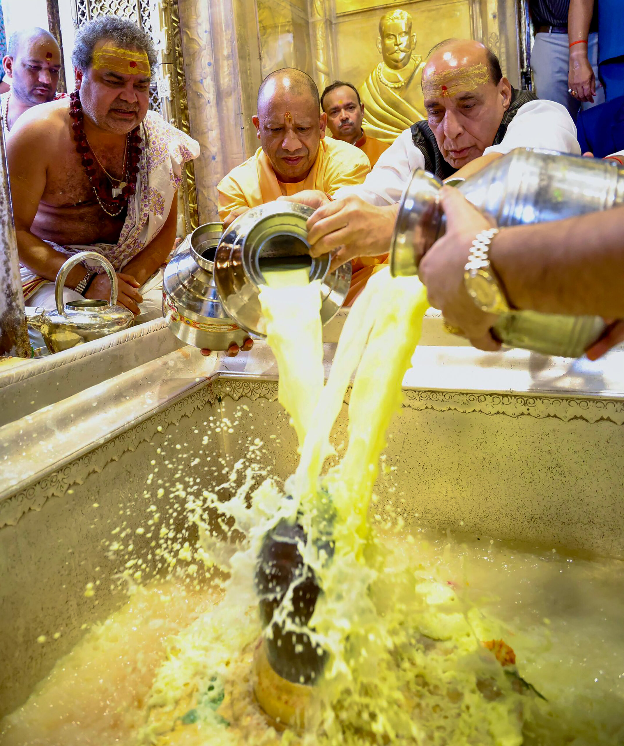 Varanasi: Rajnath Singh offers prayers at Kashi Vishwanath Temple #Gallery Varanasi: Rajnath Singh offers prayers at Kashi Vishwanath Temple #Gallery