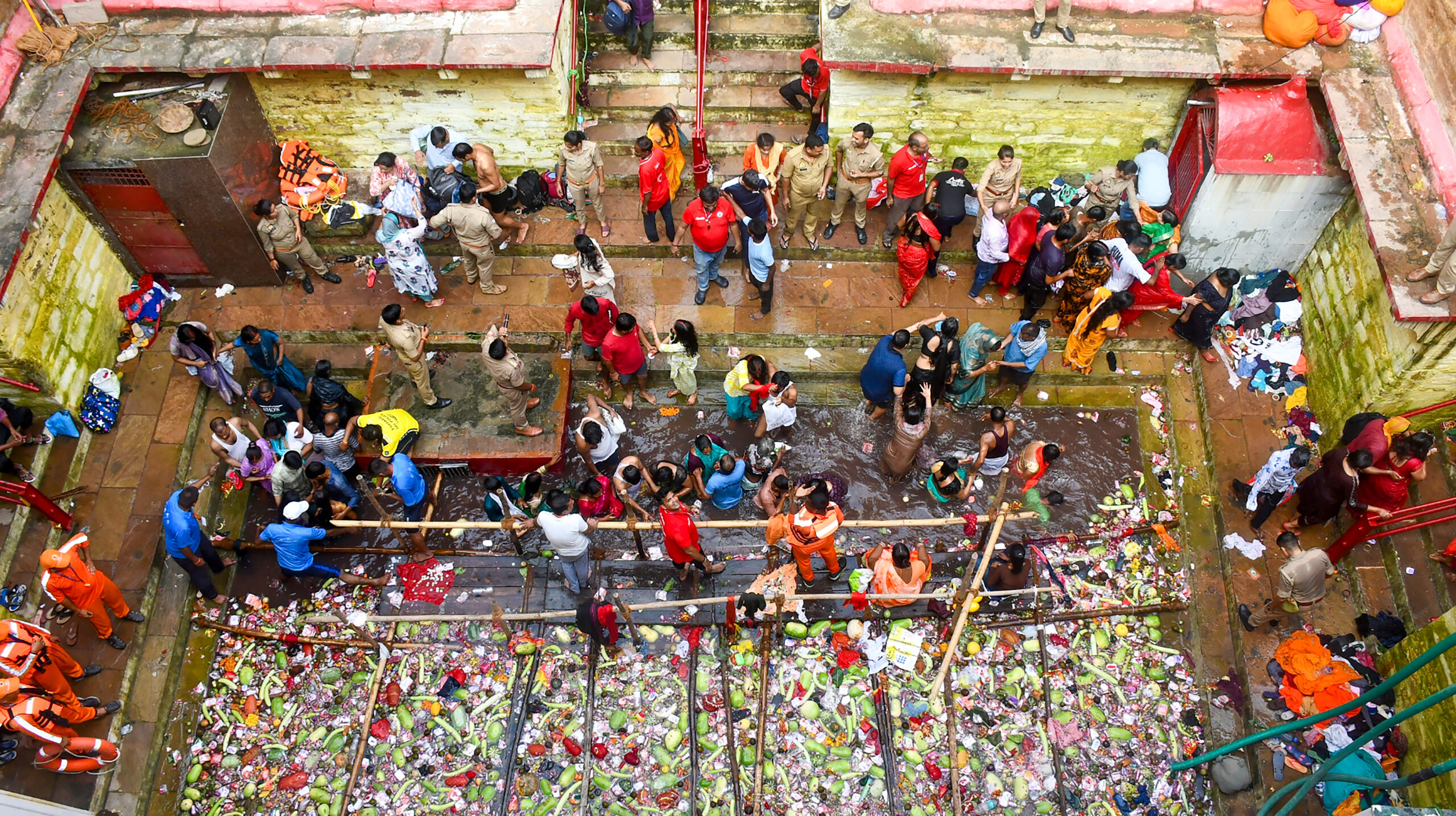 Varanasi: Devotees take holy dip at Lolark Kund on Lolark Shashthi #Gallery Varanasi: Devotees take holy dip at Lolark Kund on Lolark Shashthi #Gallery