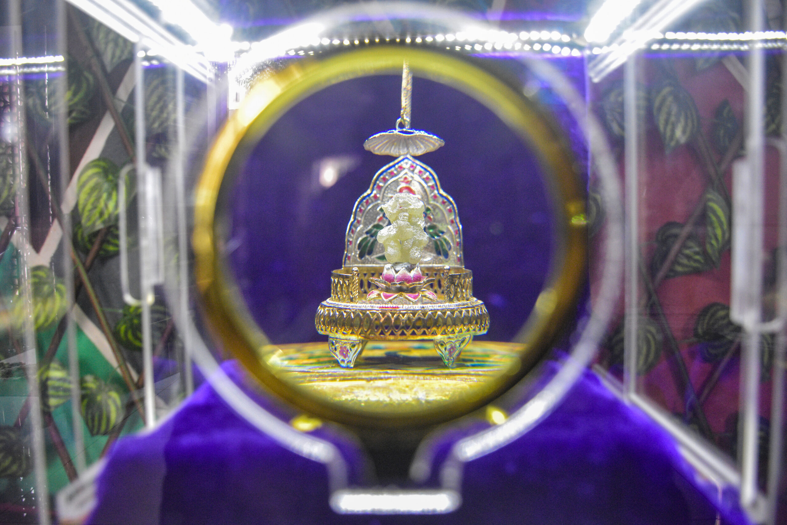 Surat: 27.74 carat natural diamond Ganesha displayed for darshan #Gallery Surat: 27.74 carat natural diamond Ganesha displayed for darshan #Gallery