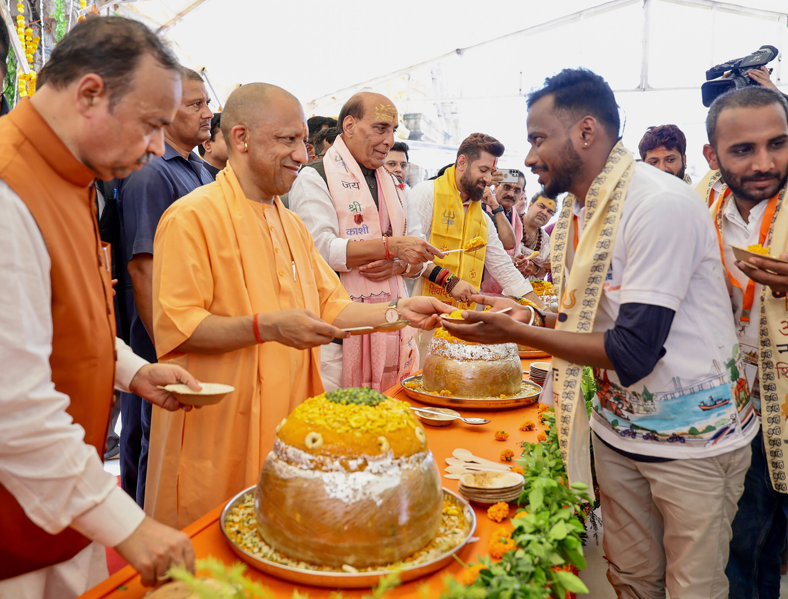 Varanasi: Rajnath Singh, CM Yogi participate in Seva Sankalp Abhiyan launch #Gallery Varanasi: Rajnath Singh, CM Yogi participate in Seva Sankalp Abhiyan launch #Gallery