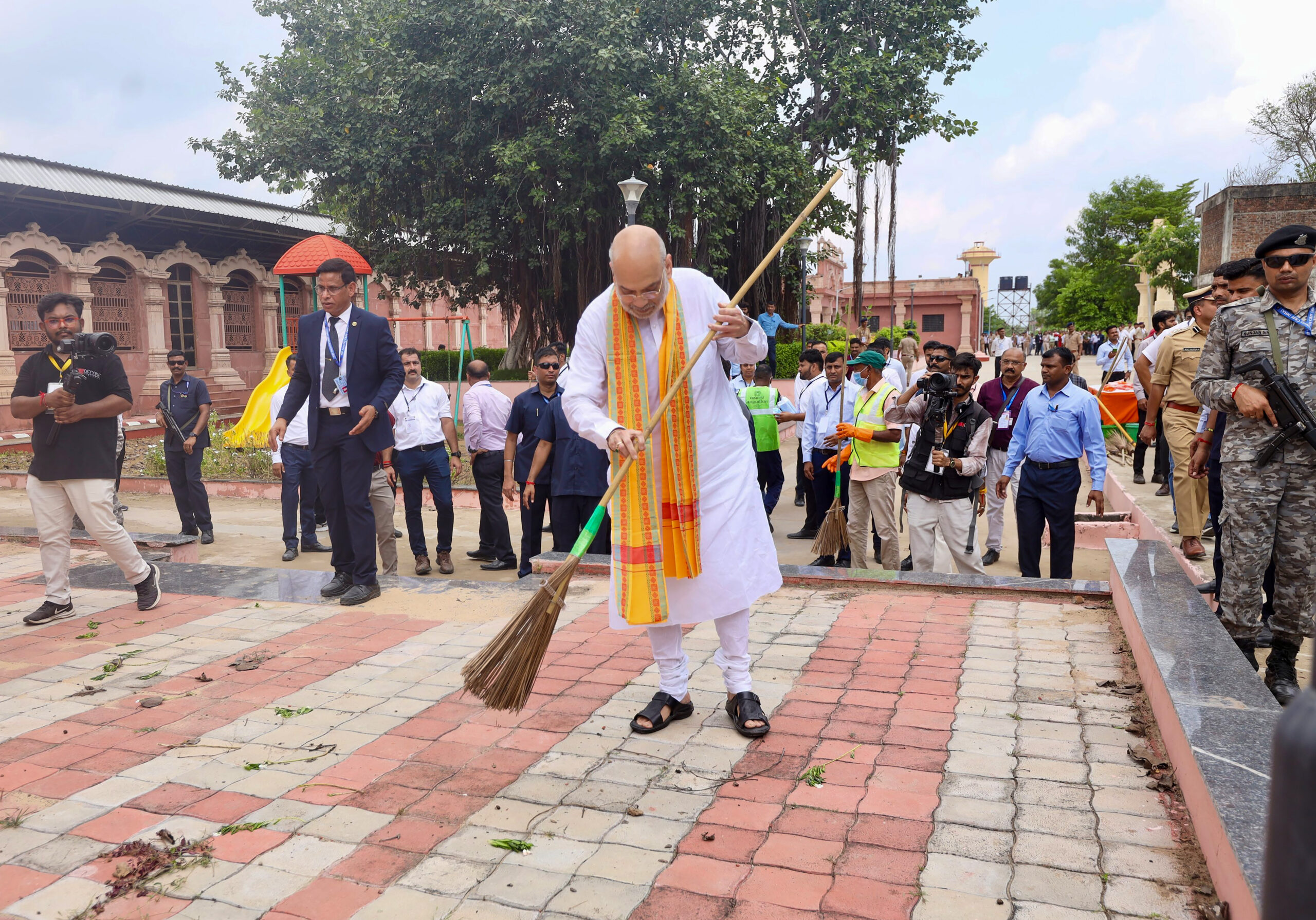 Vadnagar: Amit Shah Joins Cleanliness Drive on PM's Birthday #Gallery Vadnagar: Amit Shah Joins Cleanliness Drive on PM's Birthday #Gallery