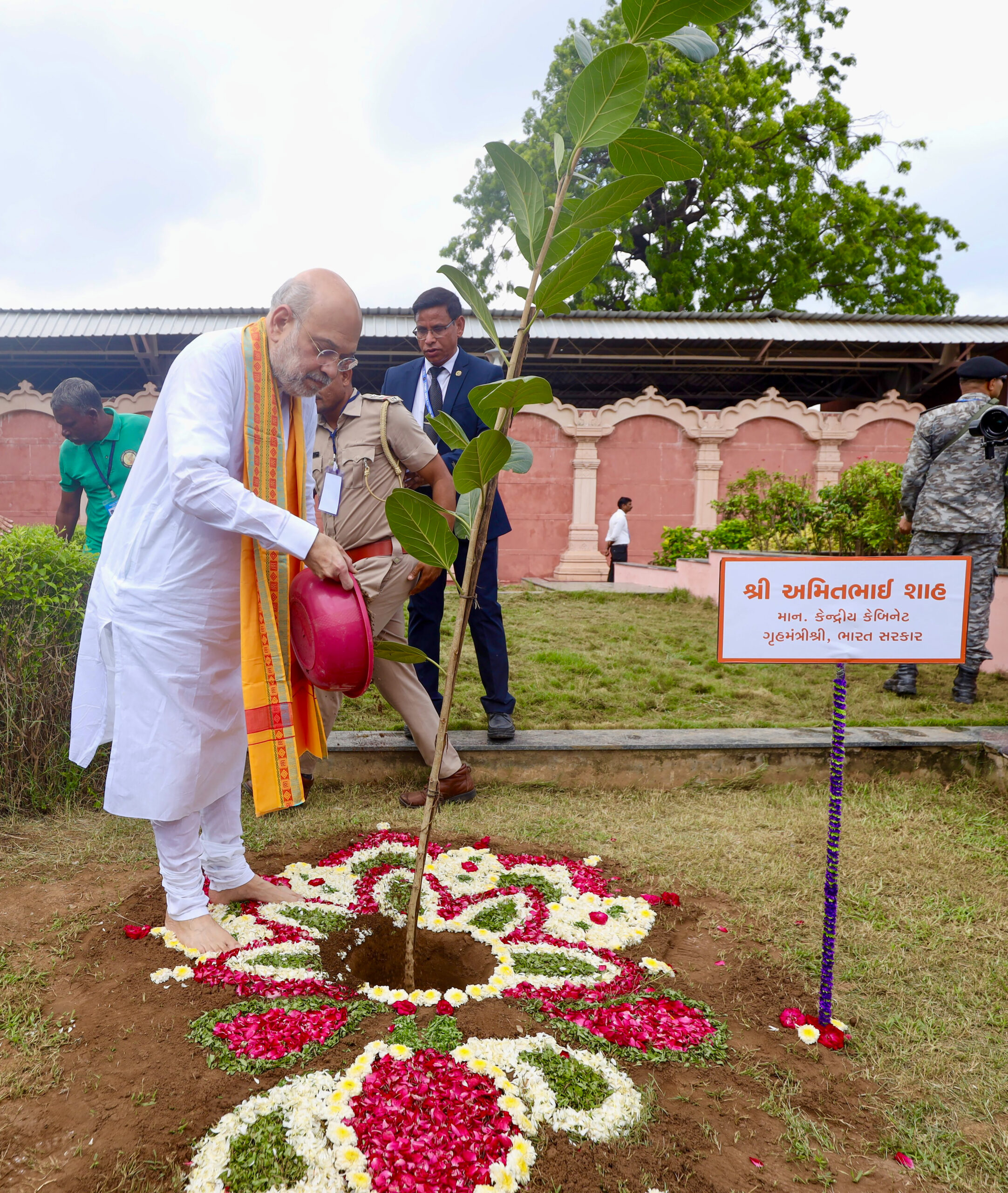 Vadnagar: Amit Shah Joins Cleanliness Drive on PM's Birthday #Gallery Vadnagar: Amit Shah Joins Cleanliness Drive on PM's Birthday #Gallery
