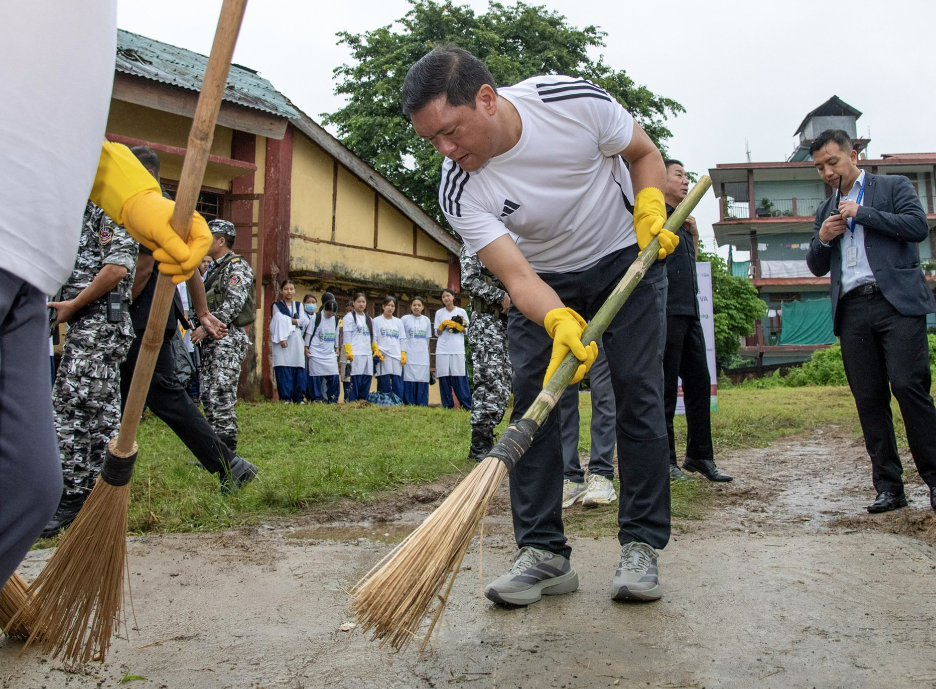 Itanagar: Pema Khandu participates in cleanliness drive #Gallery Itanagar: Pema Khandu participates in cleanliness drive #Gallery