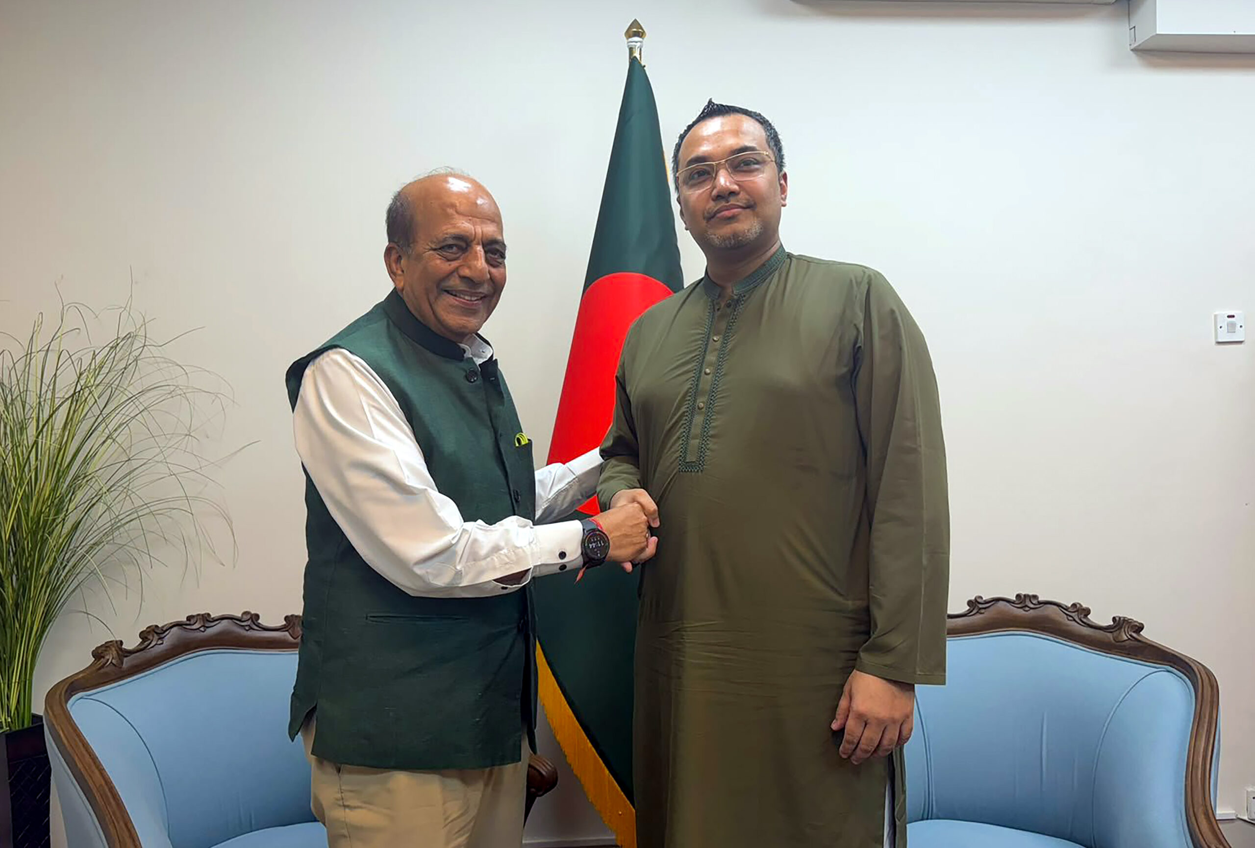 Dhaka: High Commissioner Trivedi meets Bangladesh Minister Mahdi Amin #Gallery Dhaka: High Commissioner Trivedi meets Bangladesh Minister Mahdi Amin #Gallery