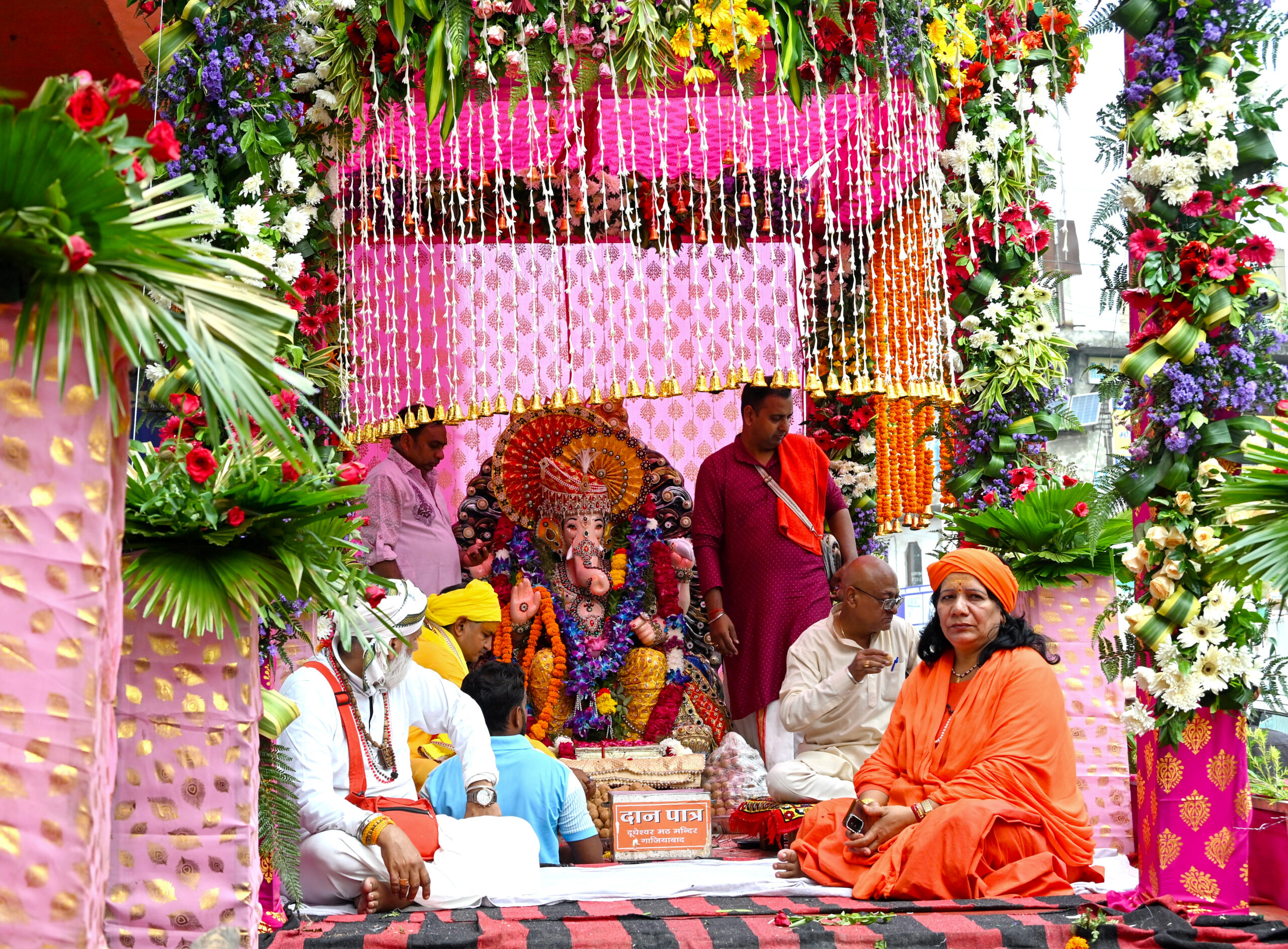 Ghaziabad: Devotees participate in Ganesh immersion procession #Gallery Ghaziabad: Devotees participate in Ganesh immersion procession #Gallery