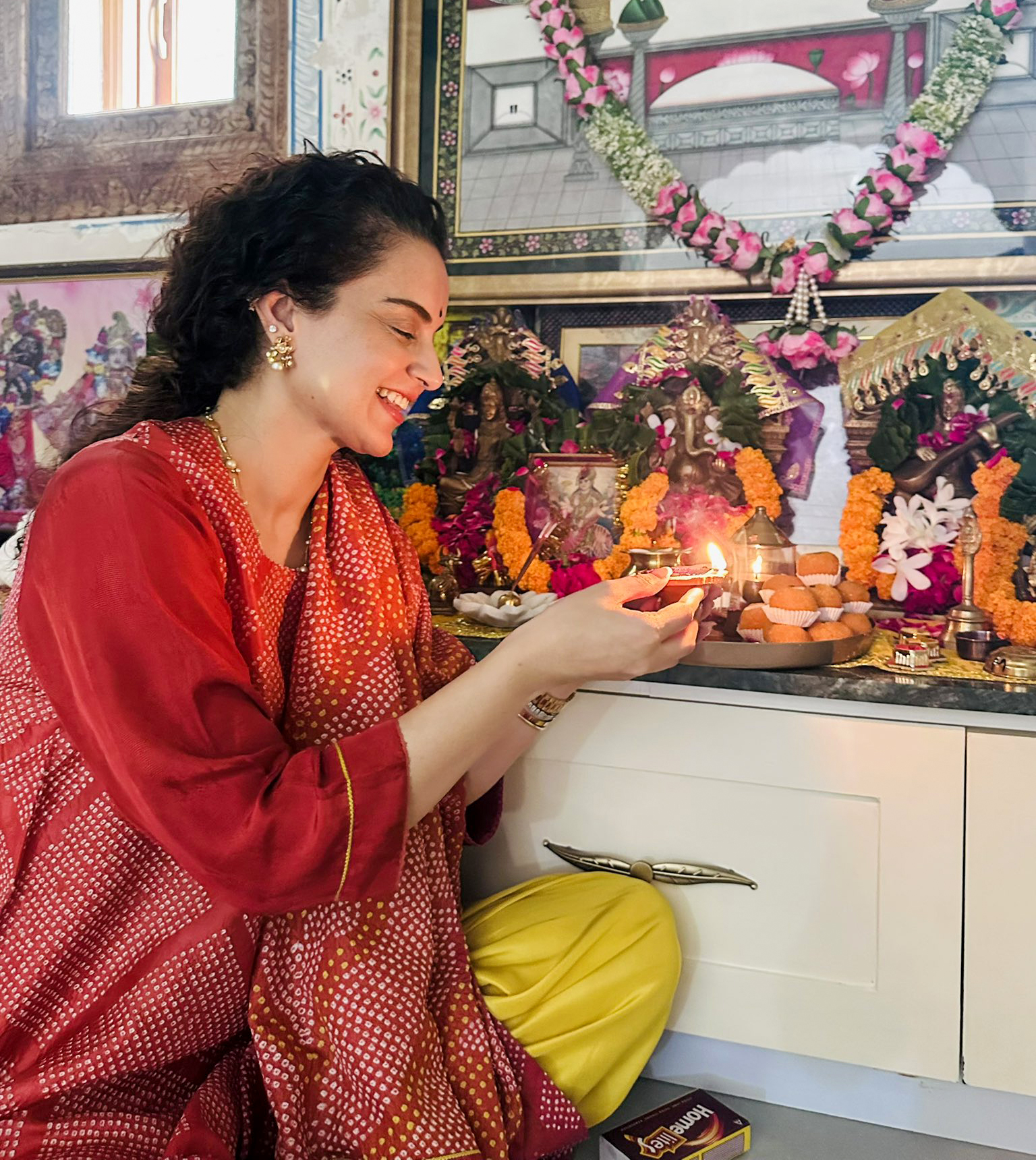 New Delhi: Kangana Ranaut lights 'Aashirwad Ka Diya' #Gallery New Delhi: Kangana Ranaut lights 'Aashirwad Ka Diya' #Gallery