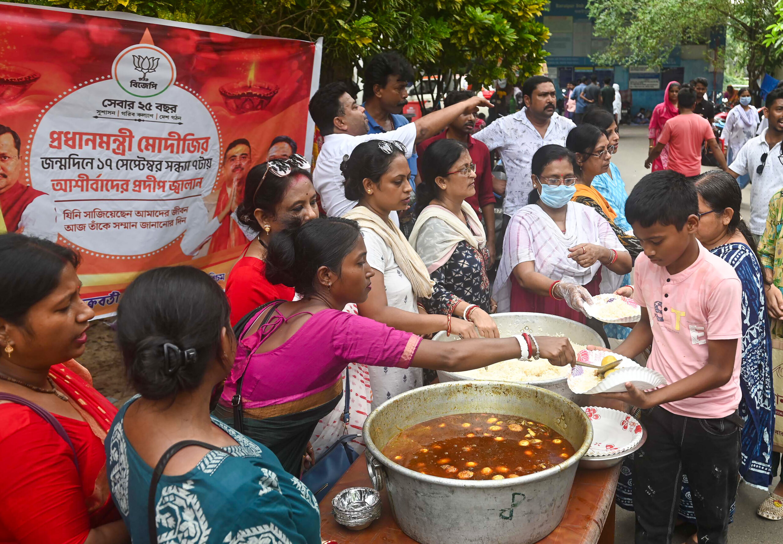 South 24 Parganas: BJP organises lunch for patients’ relatives at hospital #Gallery South 24 Parganas: BJP organises lunch for patients’ relatives at hospital #Gallery
