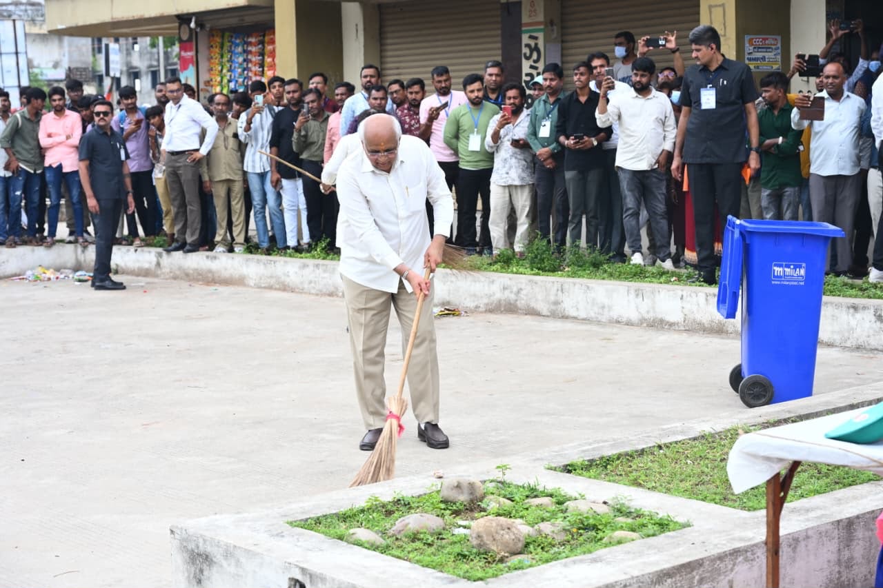 Gujarat CM joins 'Shramdaan' at PM Modi’s birthplace, plants trees under ‘Ek Ped Maa Ke Naam’ Gujarat CM joins 'Shramdaan' at PM Modi’s birthplace, plants trees under ‘Ek Ped Maa Ke Naam’