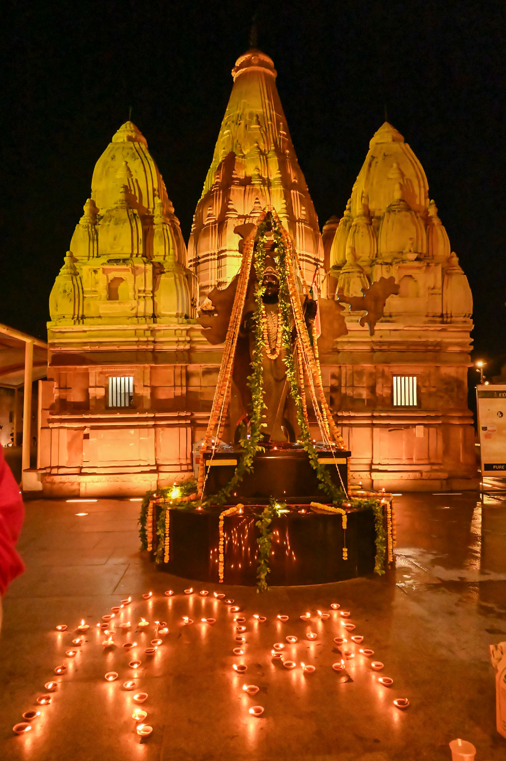 Varanasi: 25,000 diyas lit at Kashi Vishwanath Dham under Seva Sankalp Abhiyan #Gallery Varanasi: 25,000 diyas lit at Kashi Vishwanath Dham under Seva Sankalp Abhiyan #Gallery
