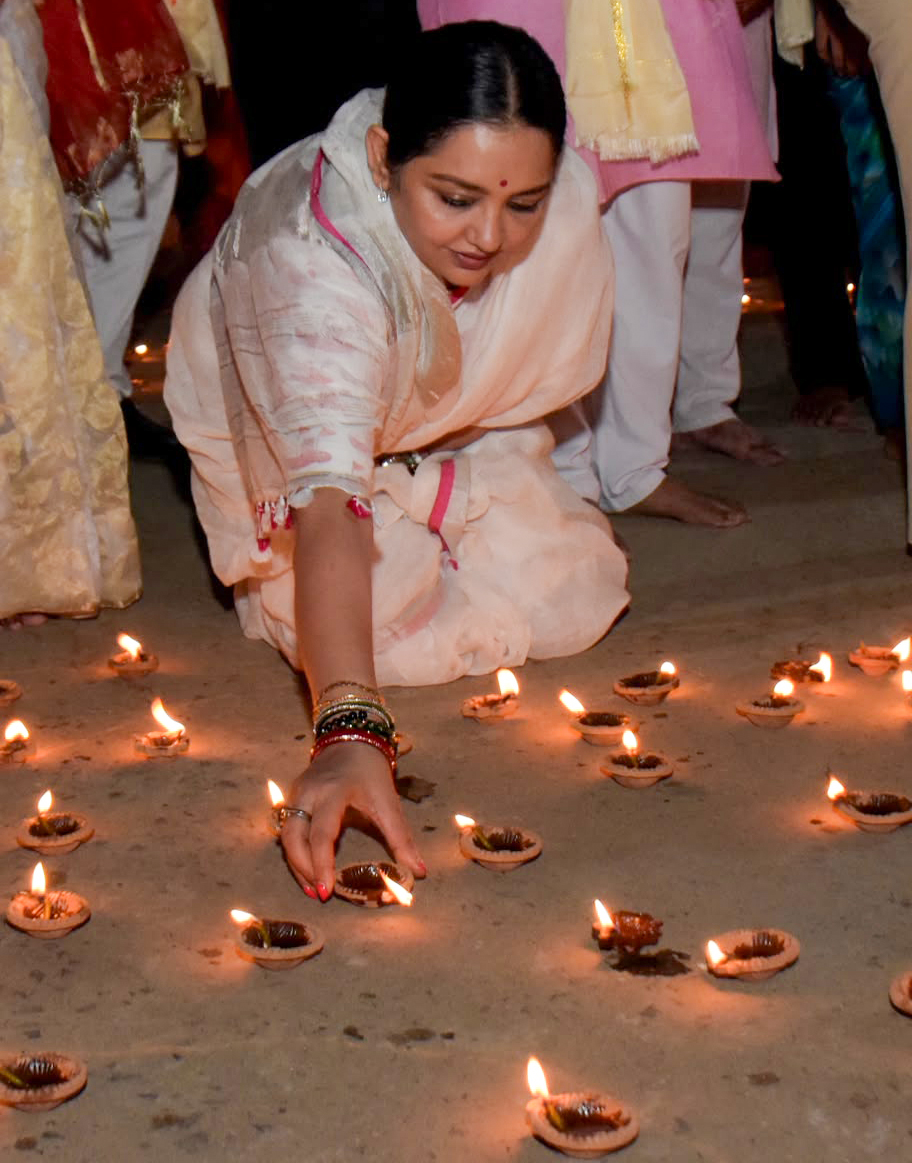Paschim Medinipur: MP June Malia lights earthen lamps on PM Modi’s birthday #Gallery Paschim Medinipur: MP June Malia lights earthen lamps on PM Modi’s birthday #Gallery