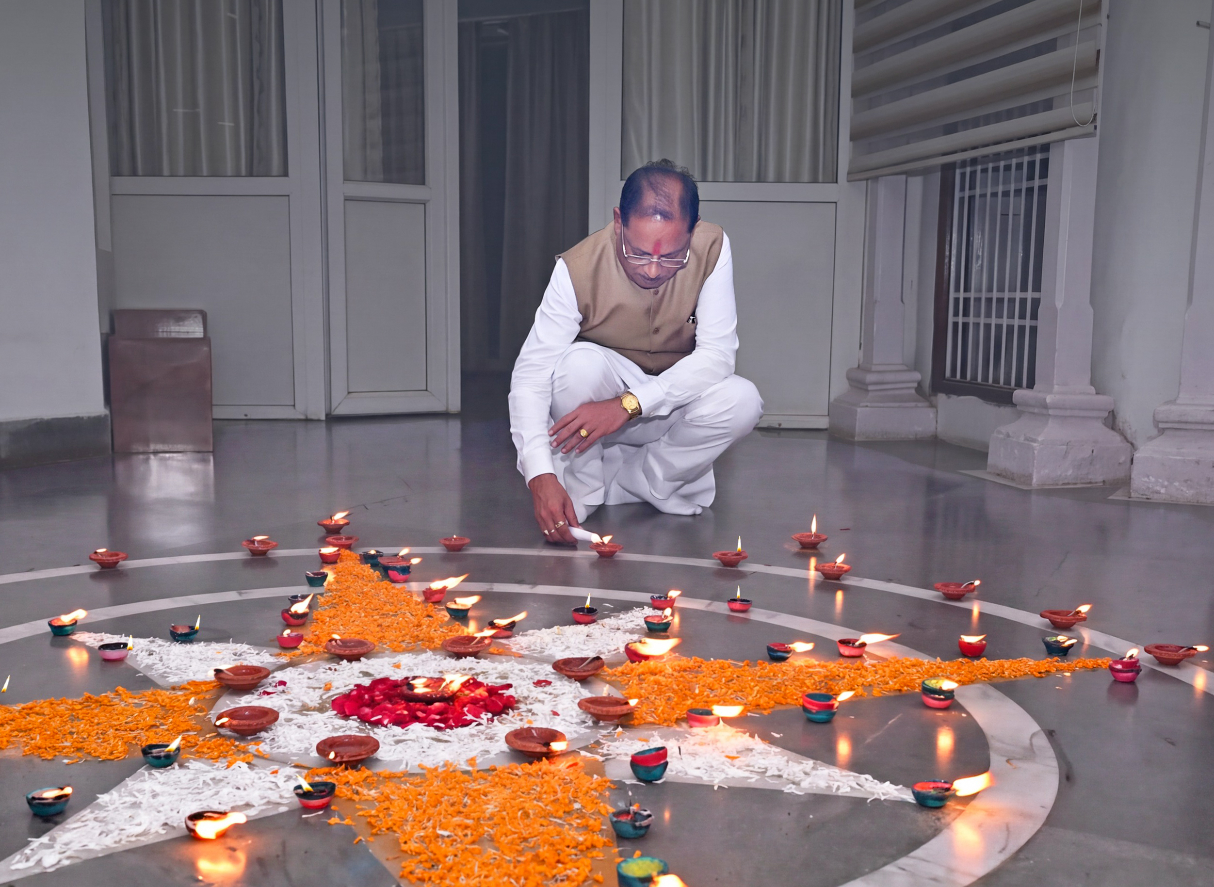 Raipur: Vishnu Deo Sai lights ‘Aashirwad Ka Diya’ at CM residence #Gallery Raipur: Vishnu Deo Sai lights ‘Aashirwad Ka Diya’ at CM residence #Gallery