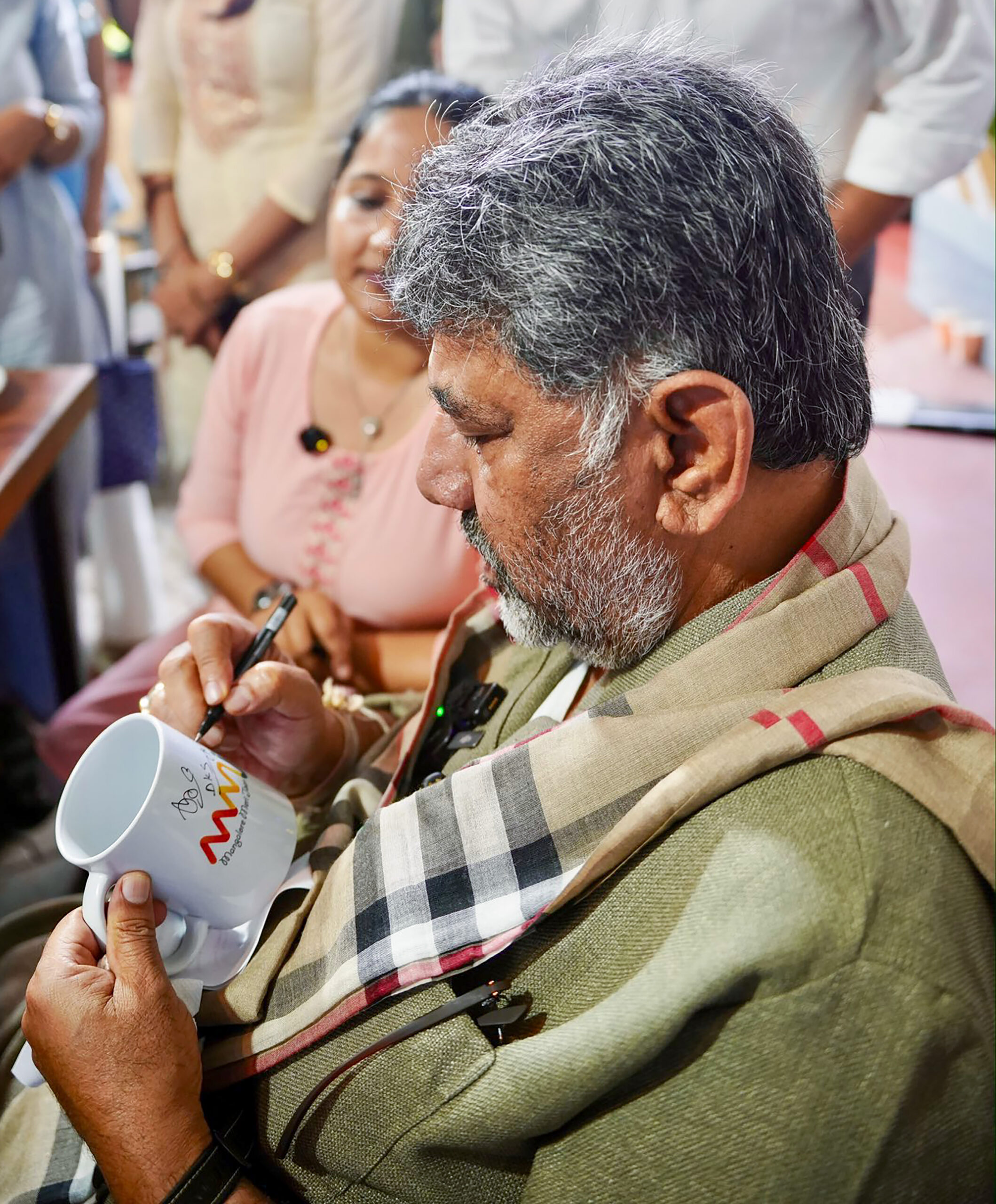 Mangaluru: DK Shivakumar meets young creators #Gallery Mangaluru: DK Shivakumar meets young creators #Gallery
