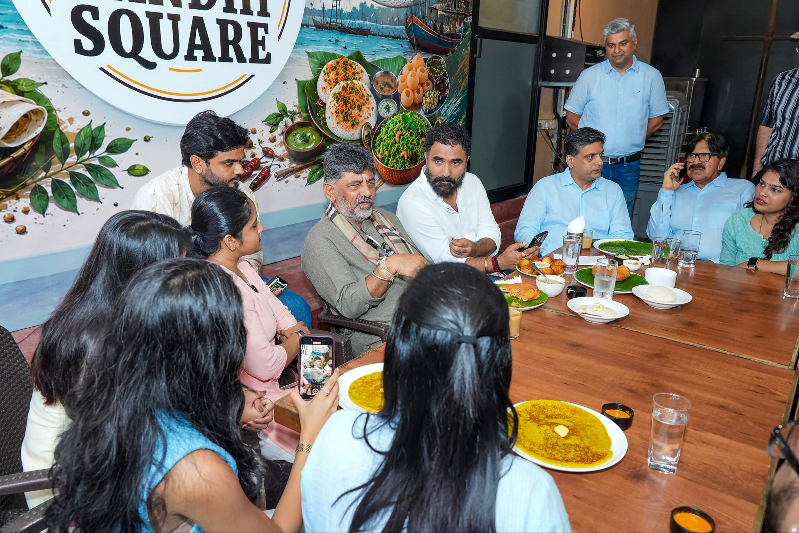 Mangaluru: DK Shivakumar meets young creators #Gallery Mangaluru: DK Shivakumar meets young creators #Gallery