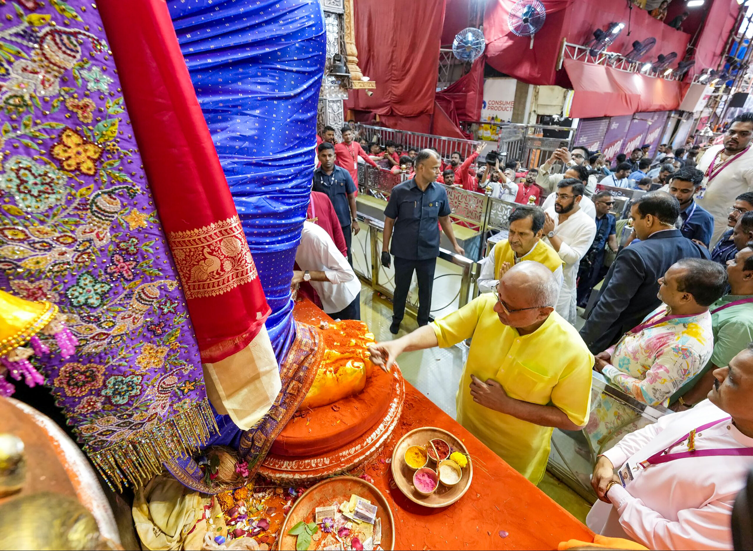 Mumbai: Vice President offers prayers at Lalbaugcha Raja #Gallery Mumbai: Vice President offers prayers at Lalbaugcha Raja #Gallery