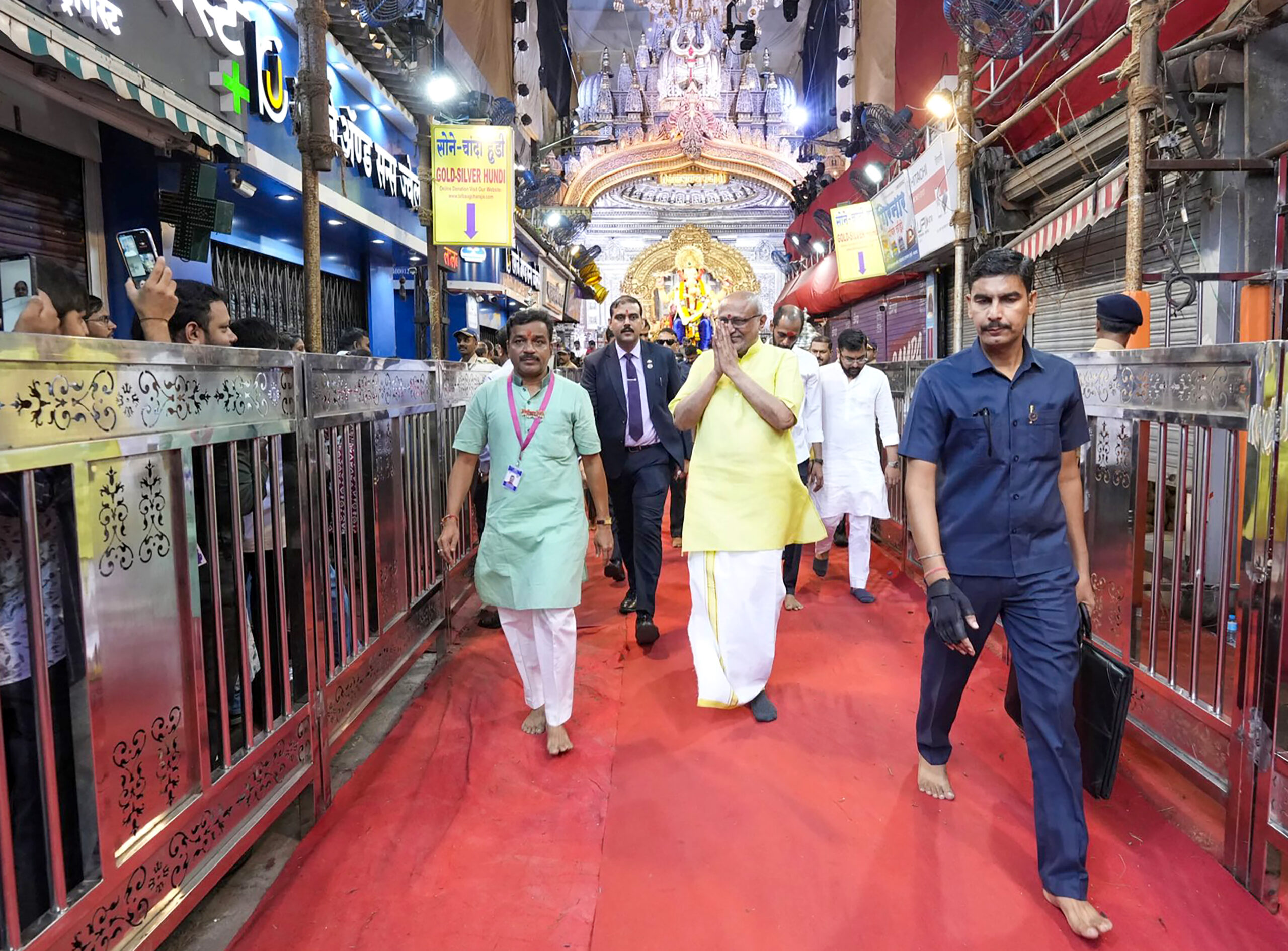 Mumbai: Vice President offers prayers at Lalbaugcha Raja #Gallery Mumbai: Vice President offers prayers at Lalbaugcha Raja #Gallery